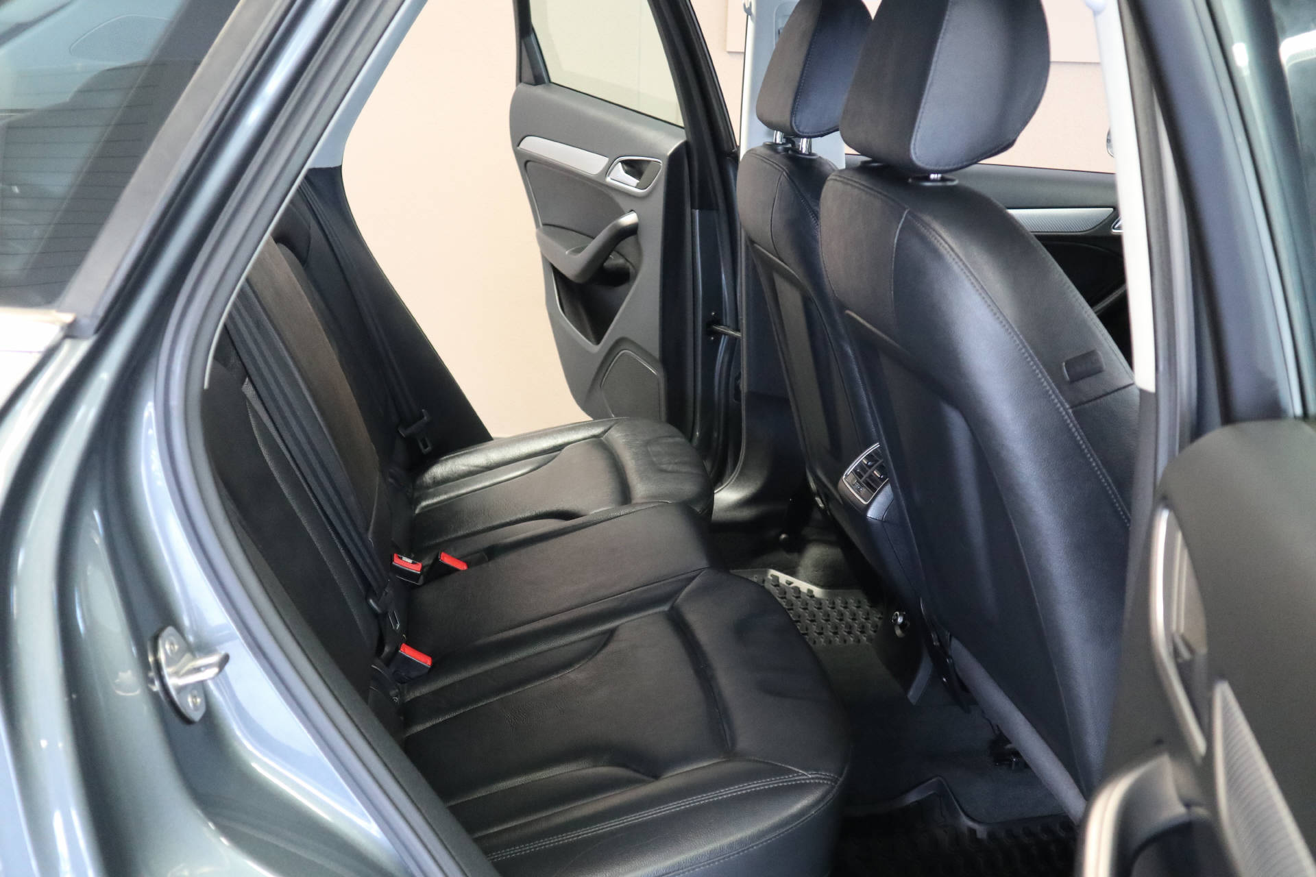 AUDI Q3 2.0 TFSI Design quattro S-Tr.-image-7