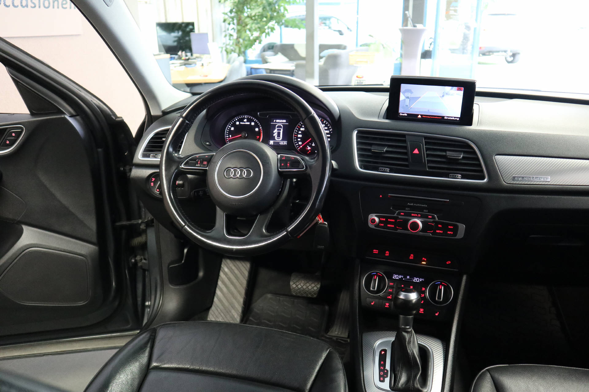 AUDI Q3 2.0 TFSI Design quattro S-Tr.-image-11