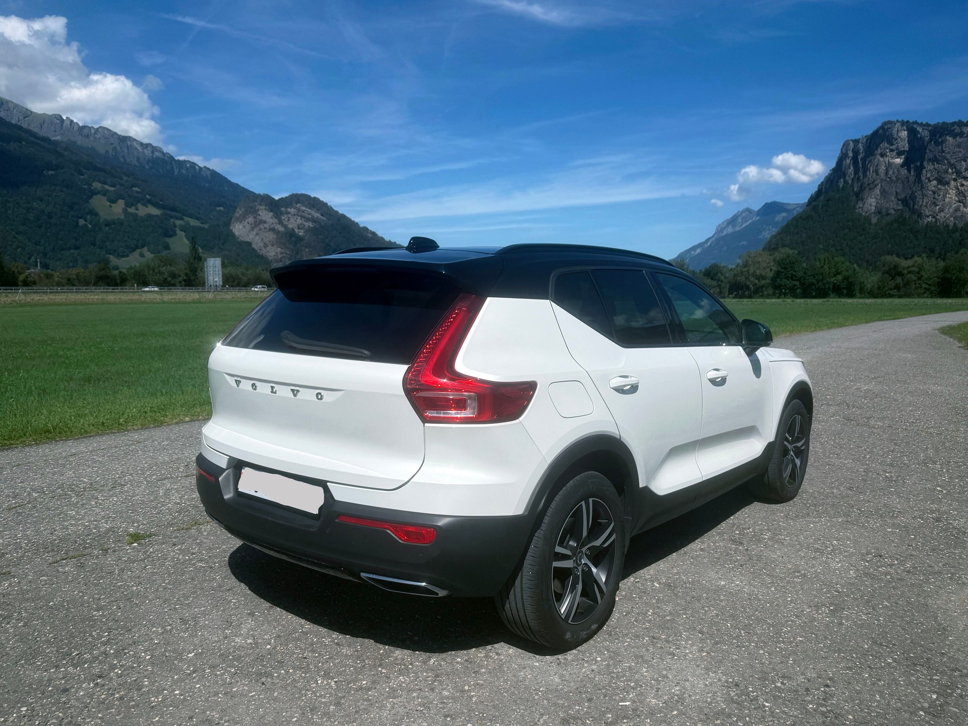 VOLVO 2.0 D4 R-Design AWD-image-1