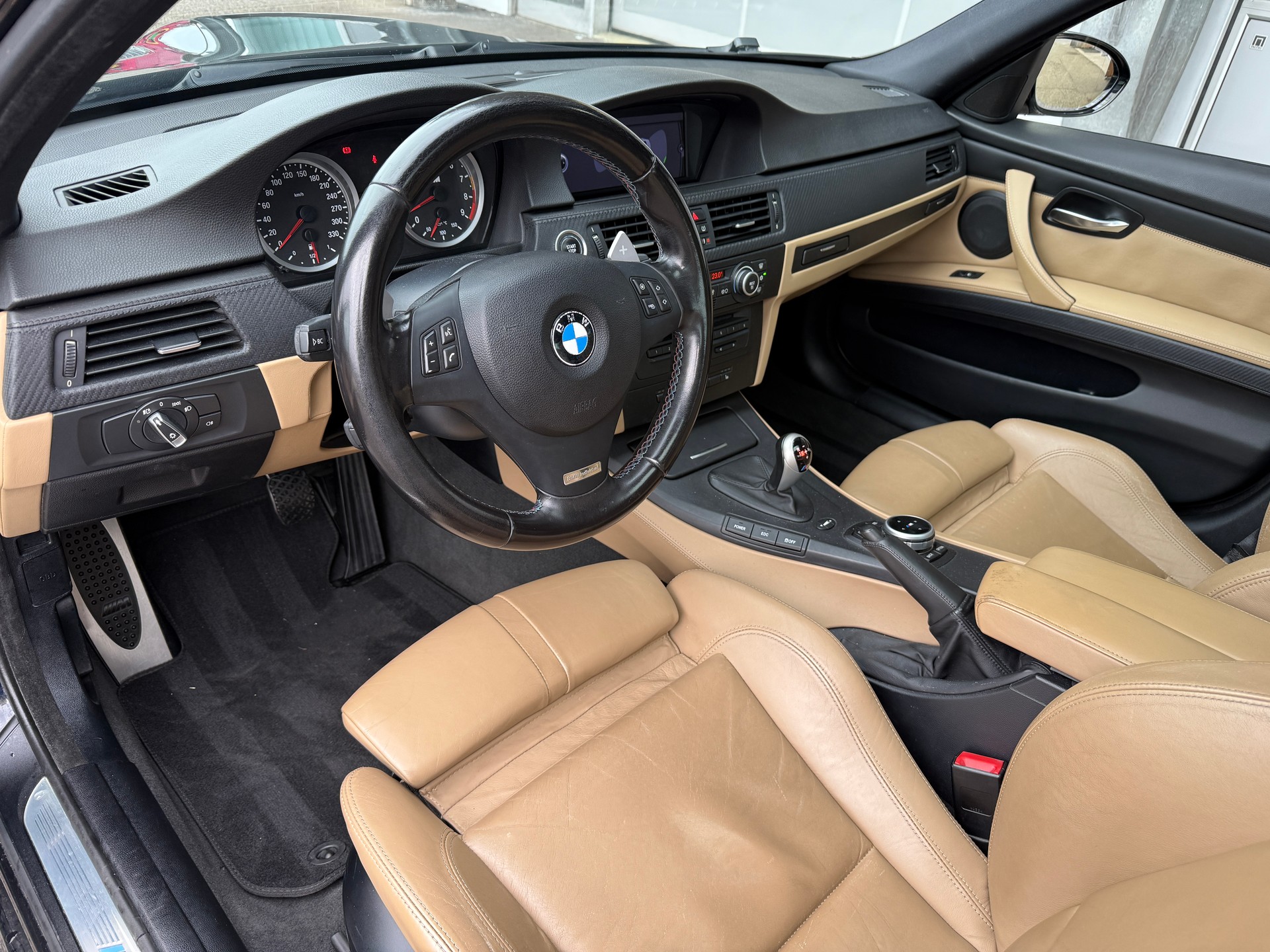 BMW M3 DSG *** CH-FAHRZEUG / BMW INDIVIDUAL / NEUE REIFEN ****-image-8