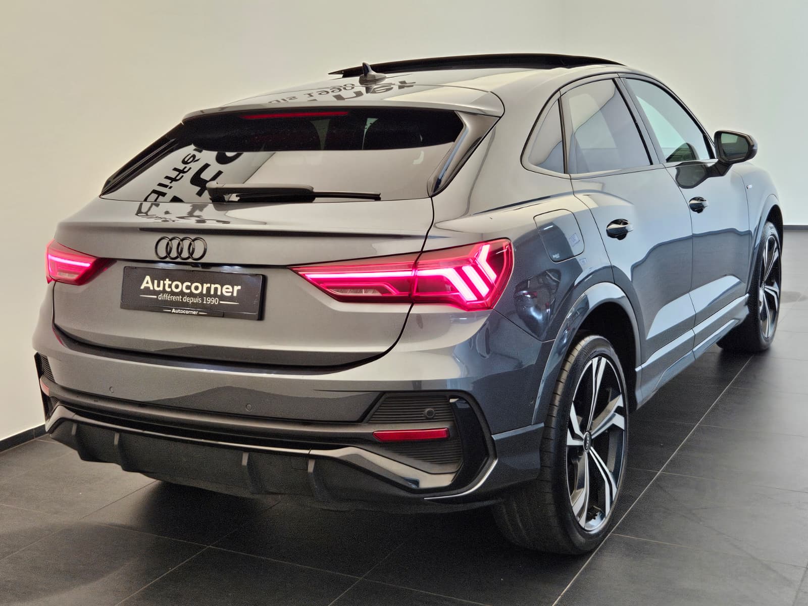 AUDI Q3 Sportback 40 TDI S line quattro S-tronic-image-6