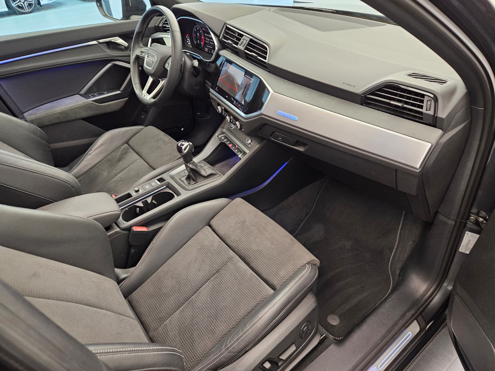 AUDI Q3 Sportback 40 TDI S line quattro S-tronic-image-11