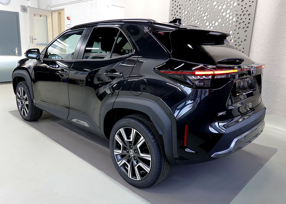 TOYOTA Yaris Cross 1.5 Premium 2WD e-CVT MY 2026-showroom-element-2