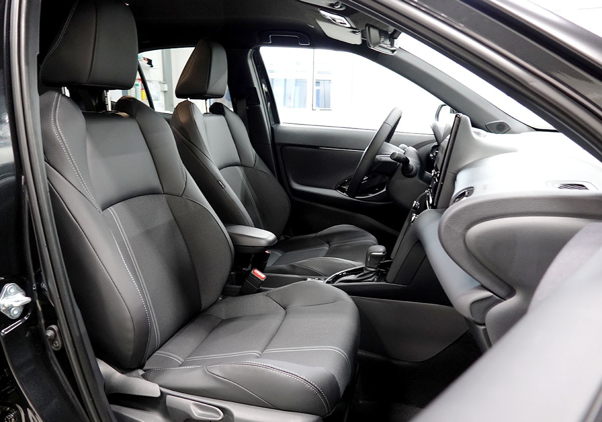 TOYOTA Yaris Cross 1.5 Premium 2WD e-CVT MY 2026-showroom-element-3