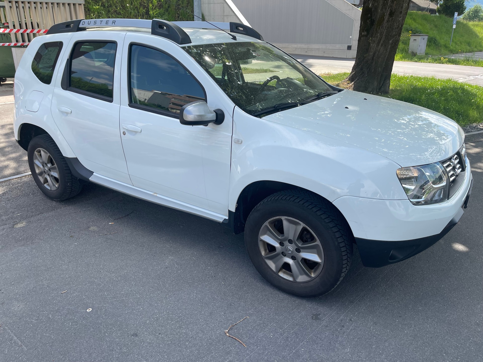 DACIA Duster 1.6 Celebration 4x4-image-9