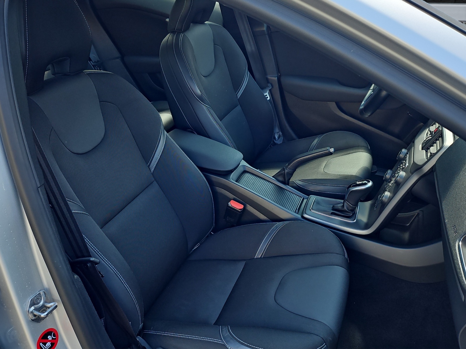 VOLVO V40 D4 Momentum Geartronic-image-13