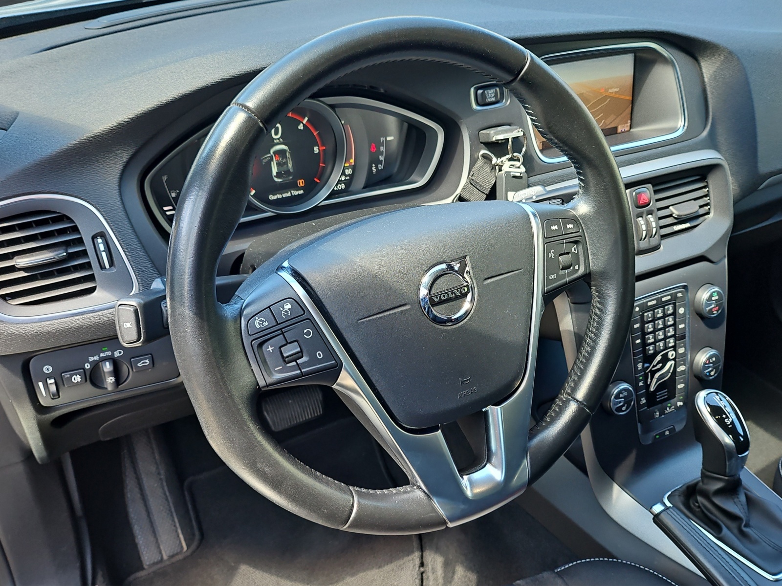 VOLVO V40 D4 Momentum Geartronic-image-9