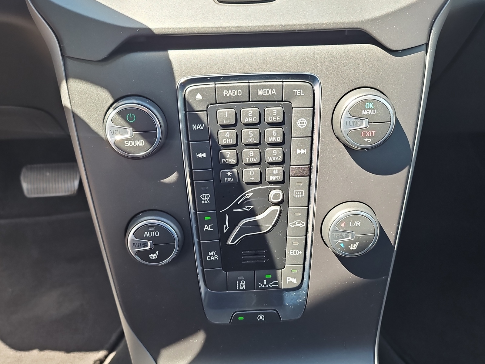 VOLVO V40 D4 Momentum Geartronic-image-14