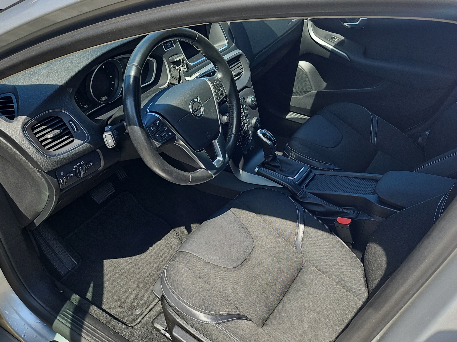 VOLVO V40 D4 Momentum Geartronic-image-12