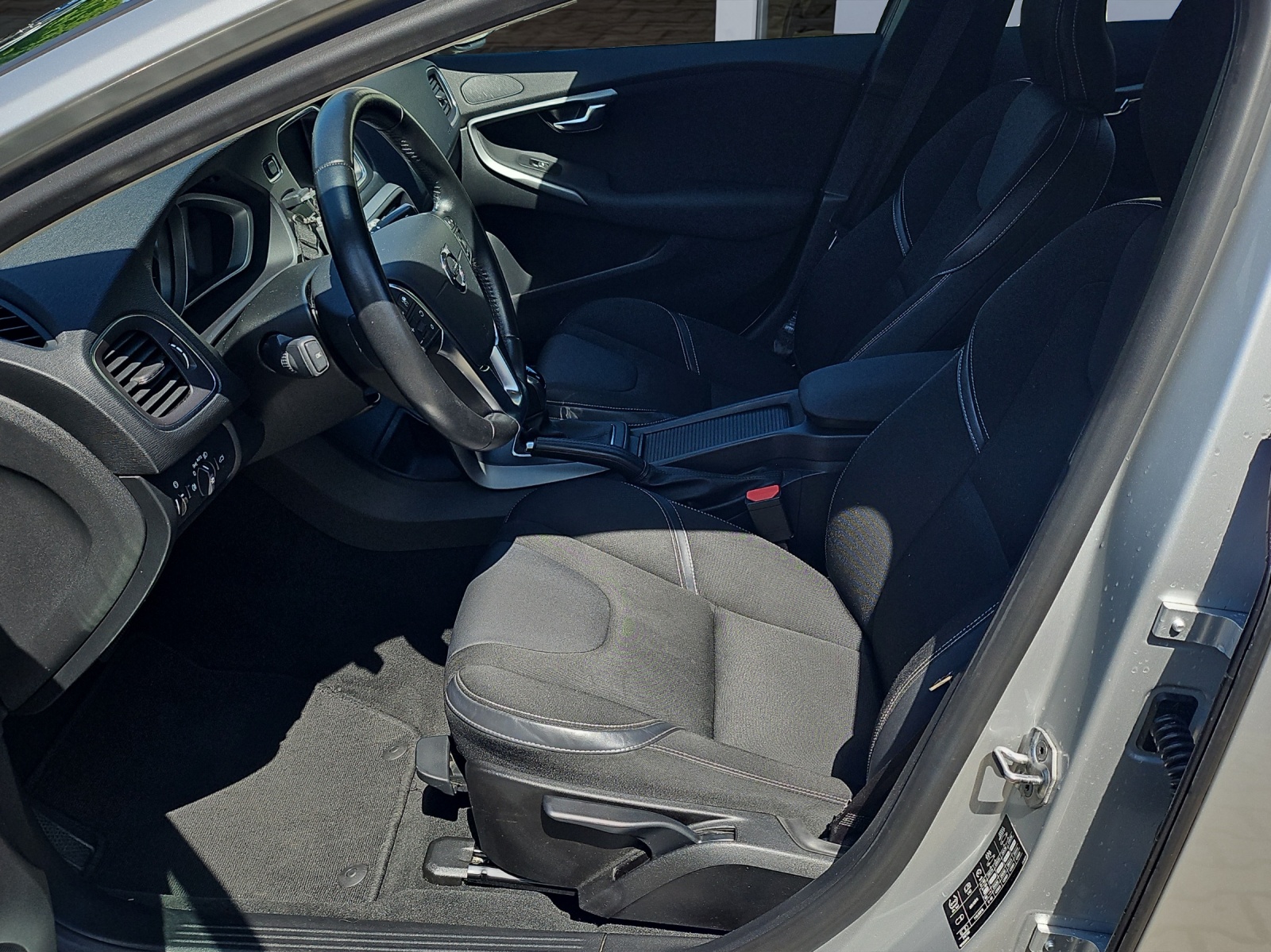 VOLVO V40 D4 Momentum Geartronic-image-11