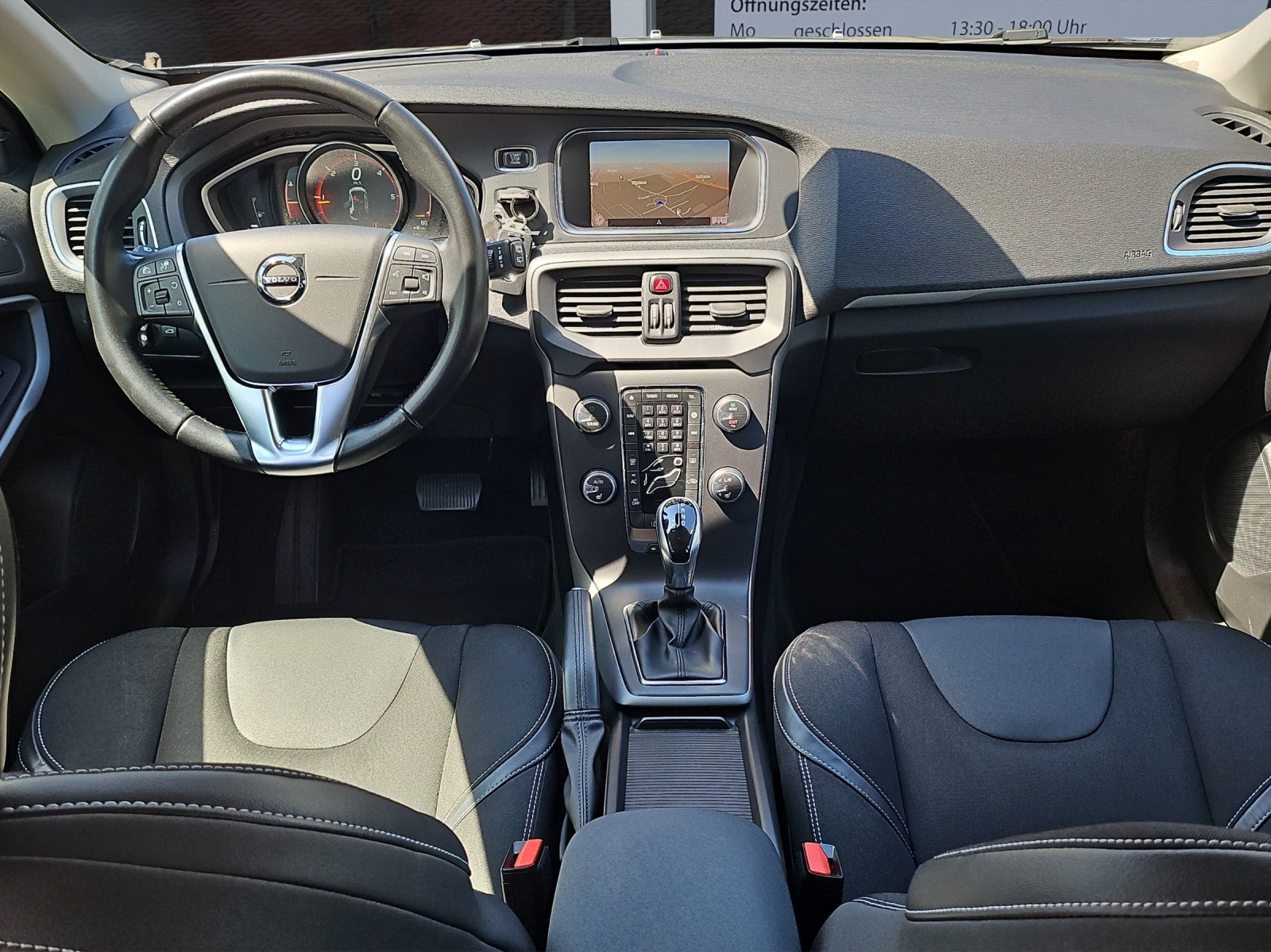 VOLVO V40 D4 Momentum Geartronic-image-8