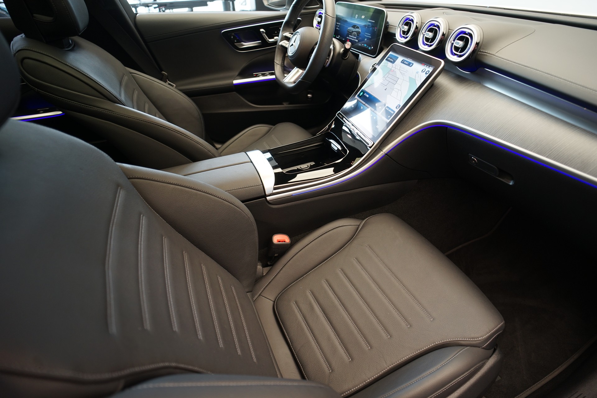 MERCEDES-BENZ C 200 4Matic AMG Line *CH-Fahrzeug*-image-14