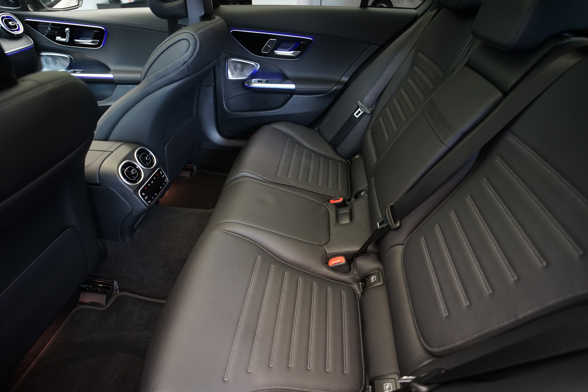 MERCEDES-BENZ C 200 4Matic AMG Line *CH-Fahrzeug*-image-18