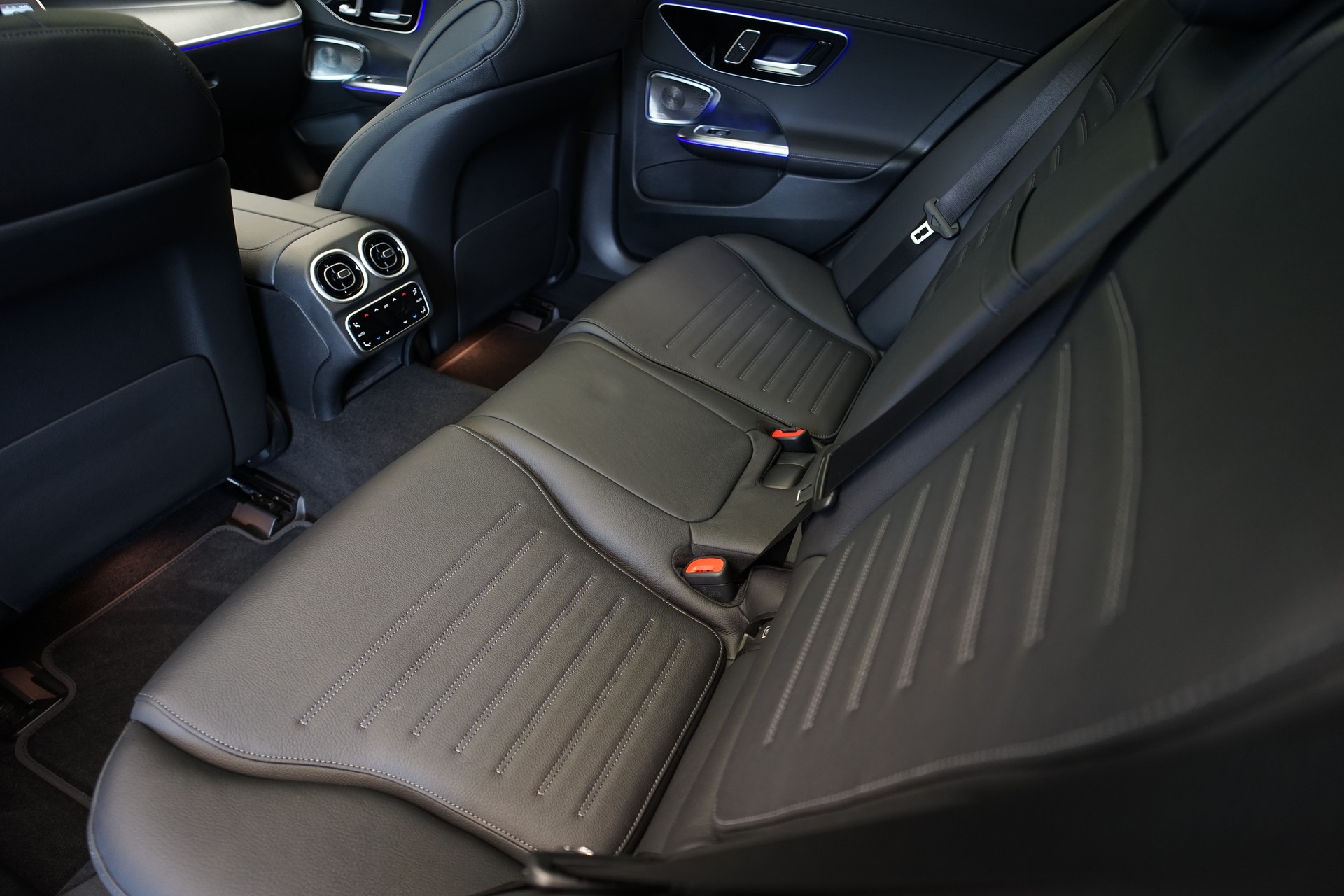 MERCEDES-BENZ C 200 4Matic AMG Line *CH-Fahrzeug*-image-17