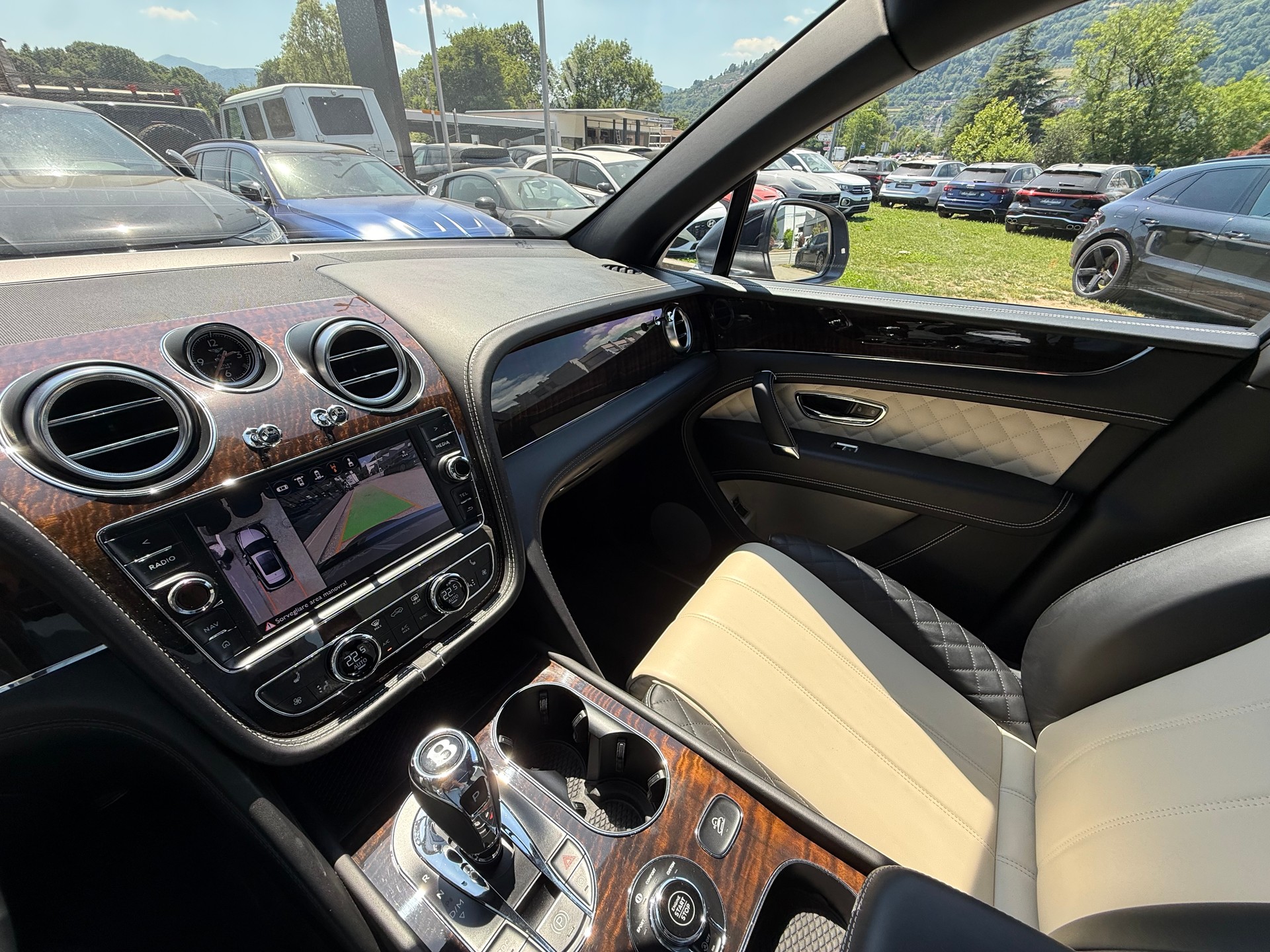 BENTLEY Bentayga V8-image-15