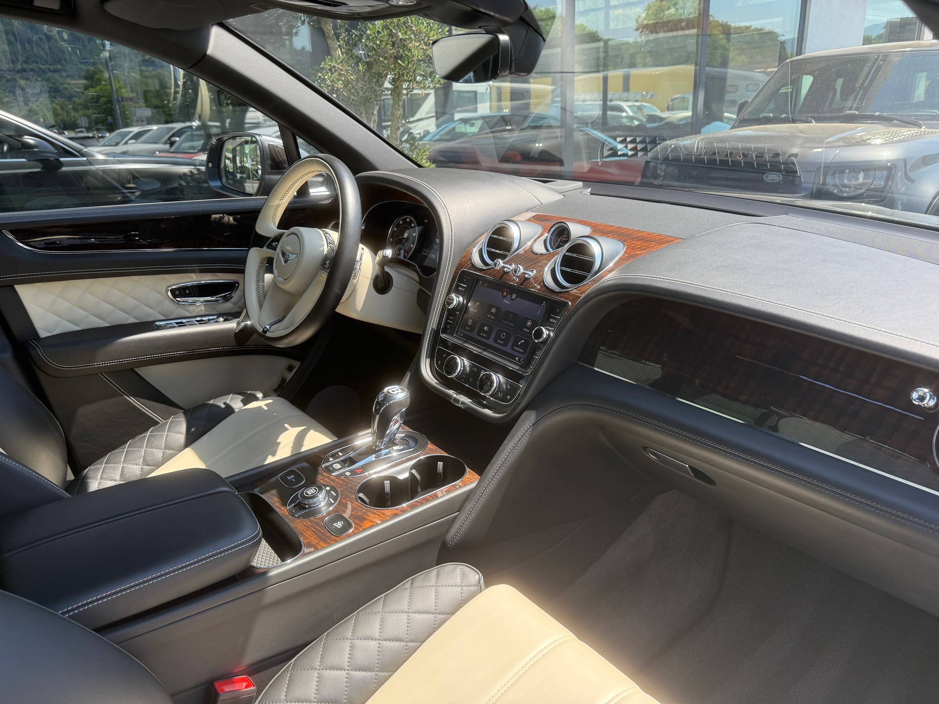 BENTLEY Bentayga V8-image-12
