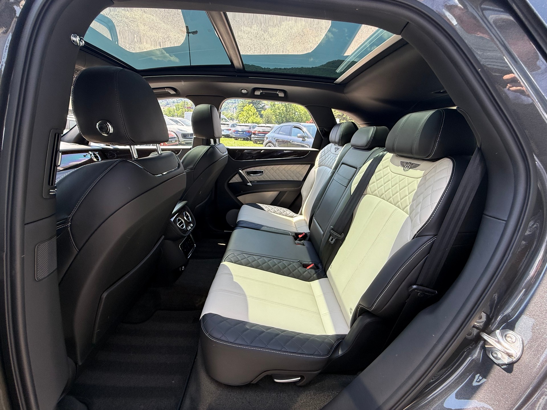 BENTLEY Bentayga V8-image-17