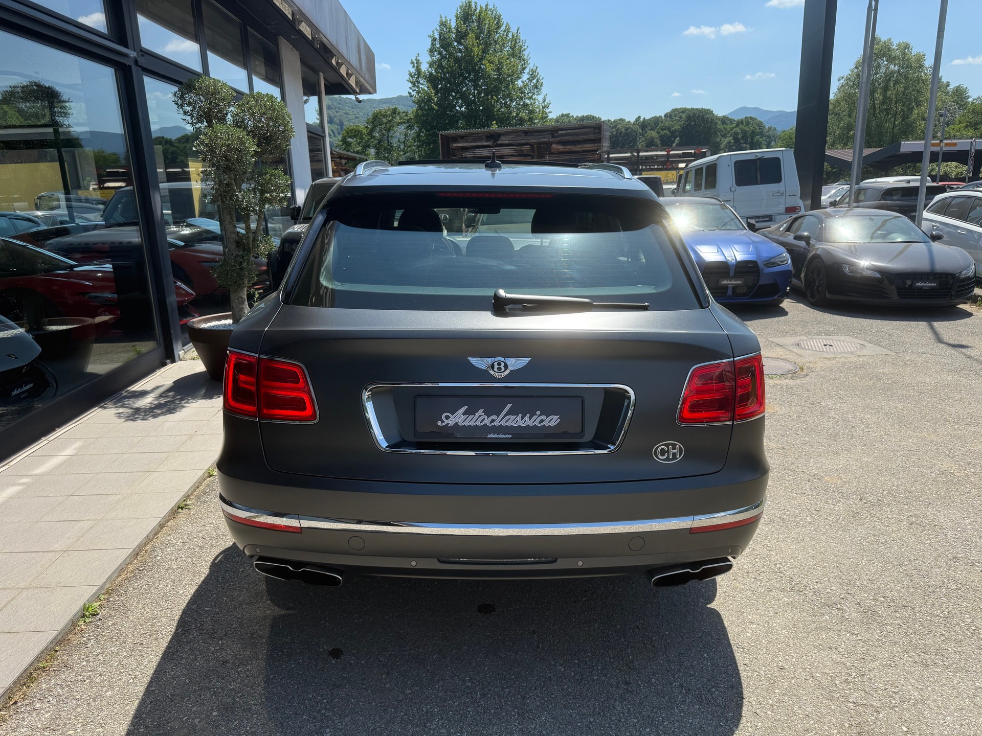 BENTLEY Bentayga V8-showroom-element-2