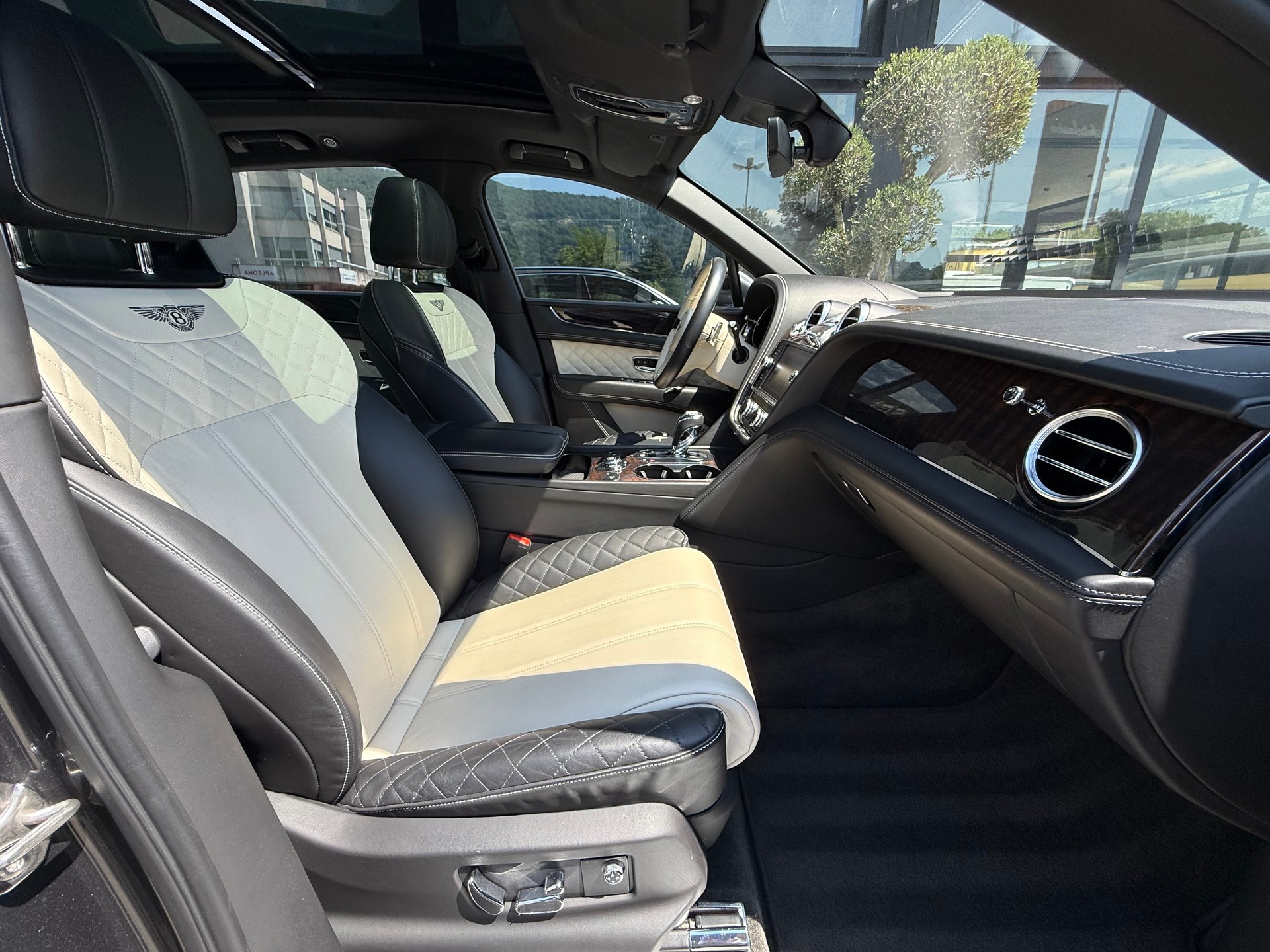 BENTLEY Bentayga V8-image-10