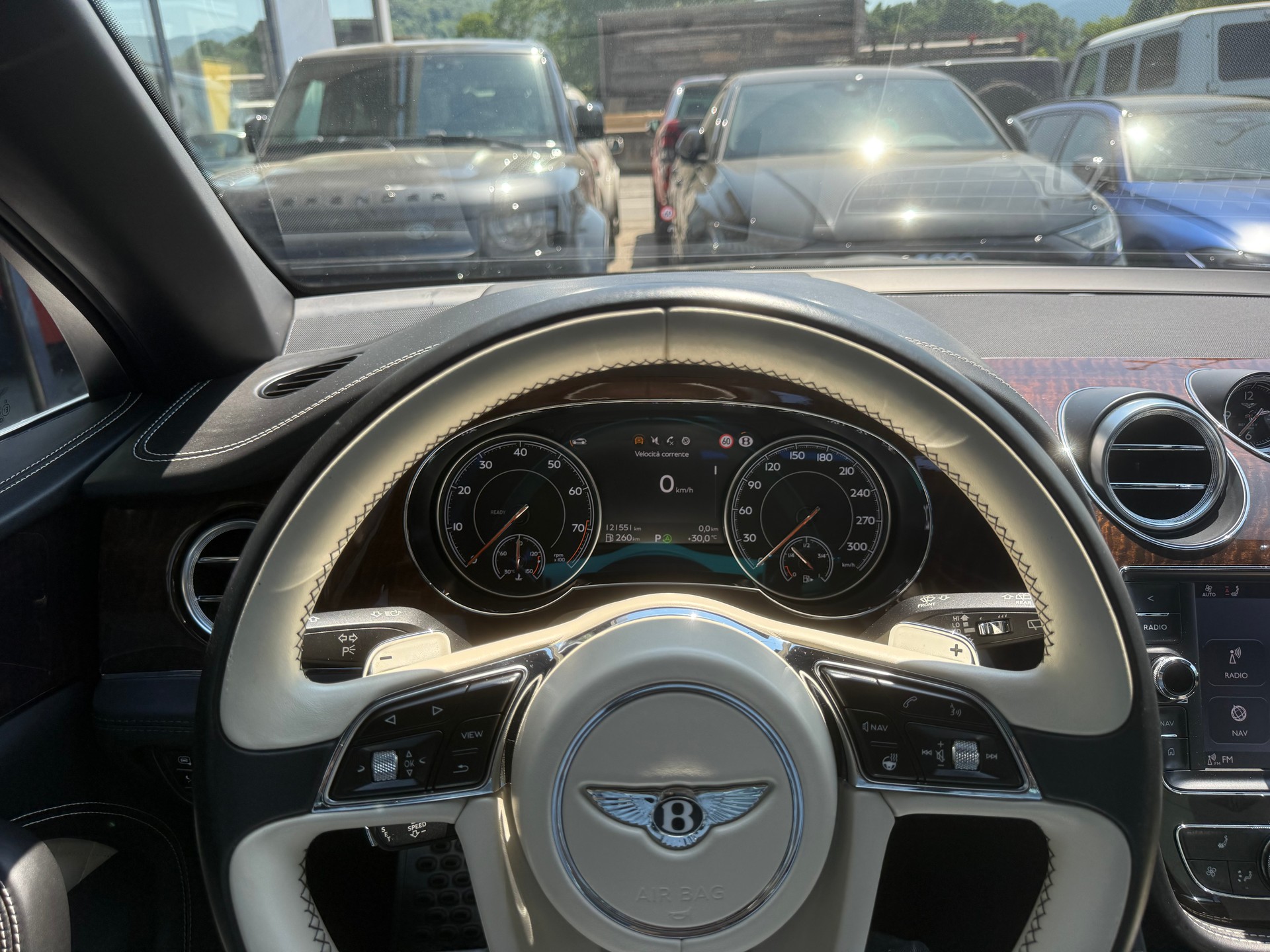 BENTLEY Bentayga V8-image-14