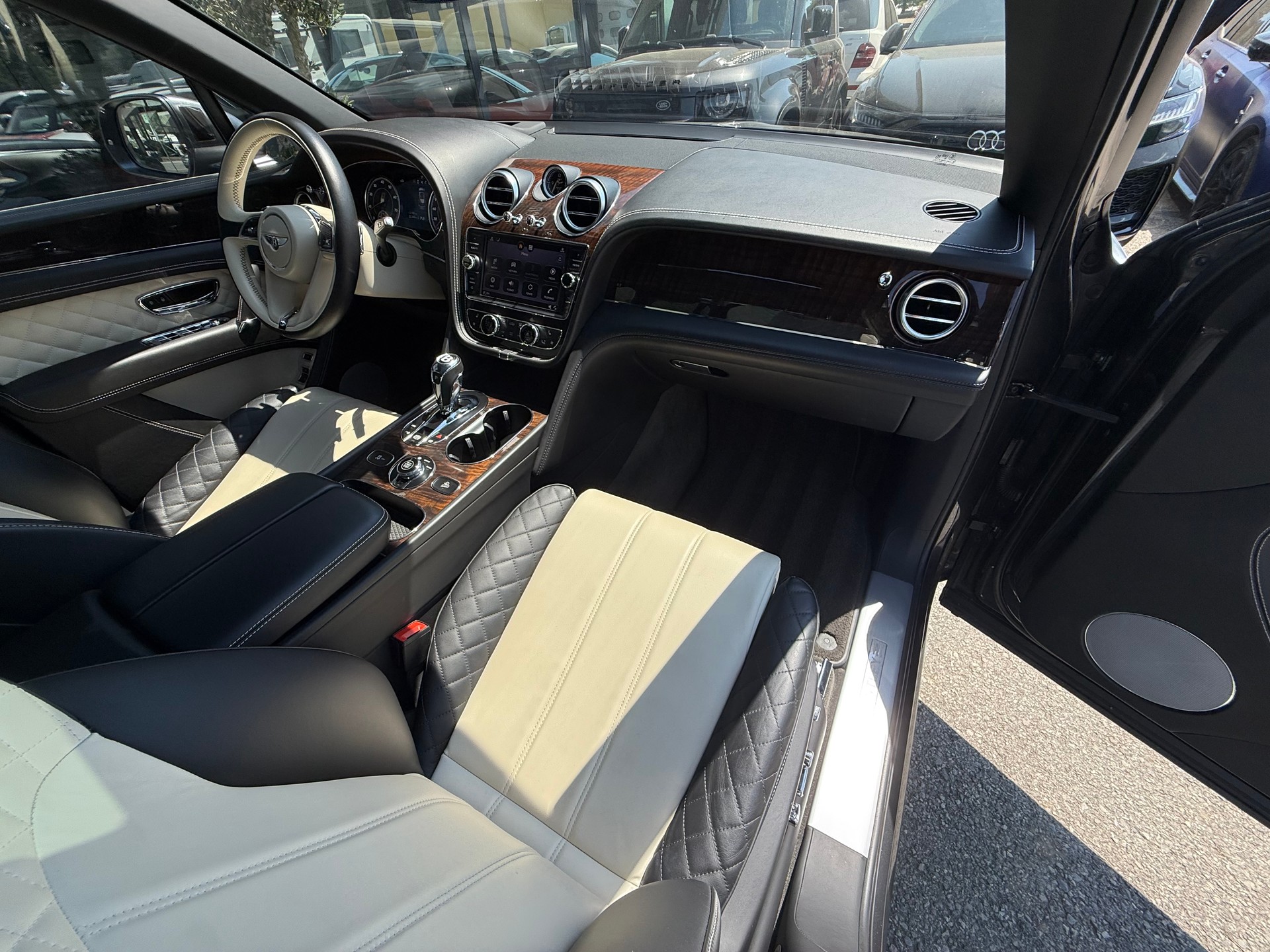 BENTLEY Bentayga V8-image-11