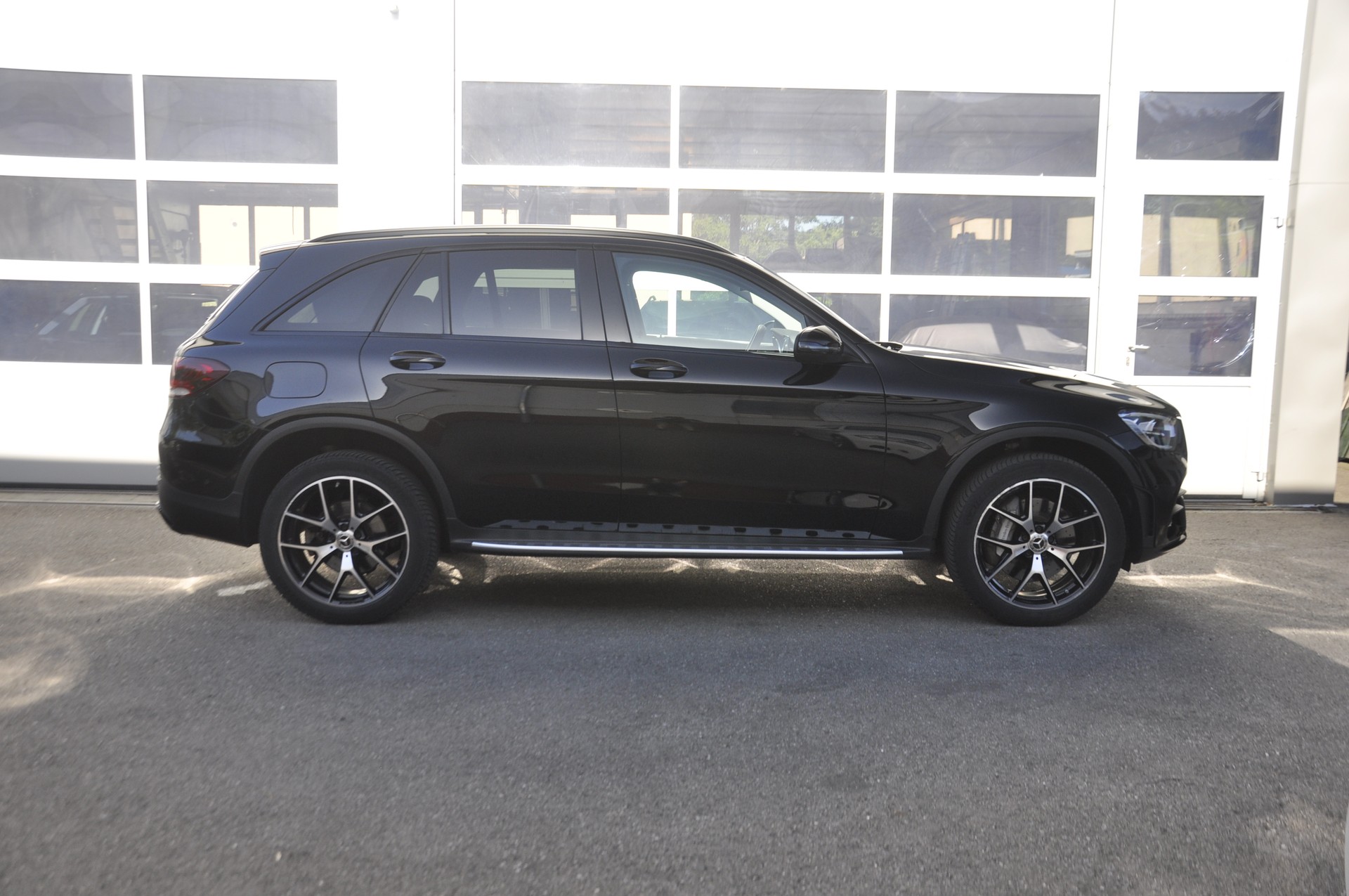MERCEDES-BENZ GLC 300 e AMG Line 4Matic 9G-Tronic I Anhängerkupplung-image-1