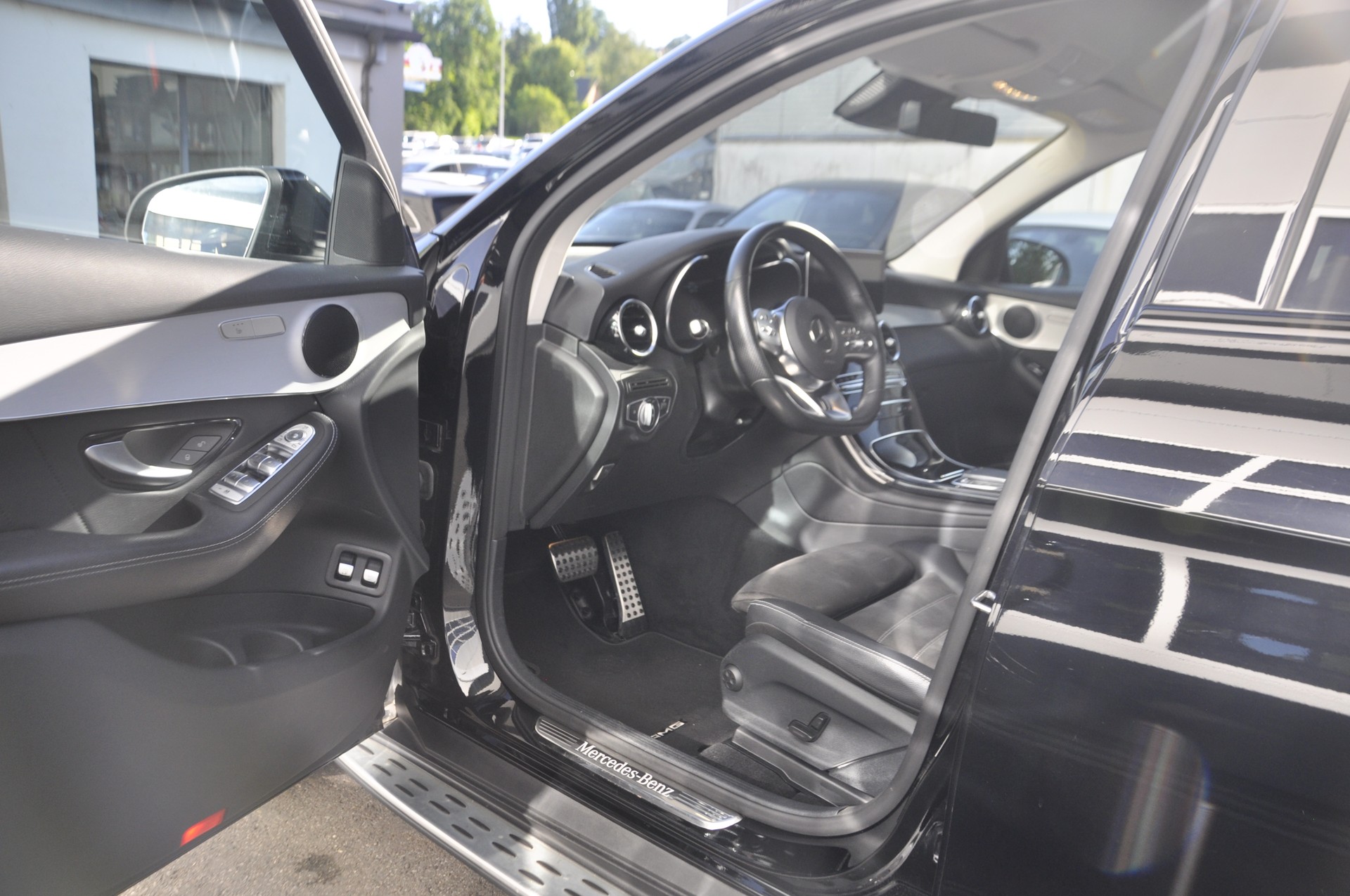 MERCEDES-BENZ GLC 300 e AMG Line 4Matic 9G-Tronic I Anhängerkupplung-image-3