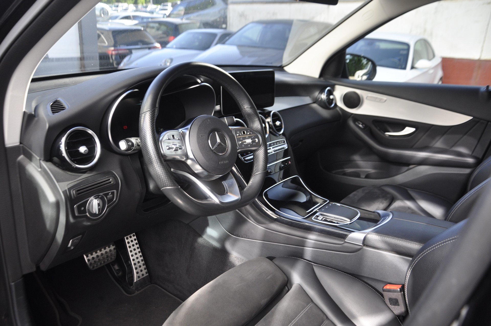 MERCEDES-BENZ GLC 300 e AMG Line 4Matic 9G-Tronic I Anhängerkupplung-image-4