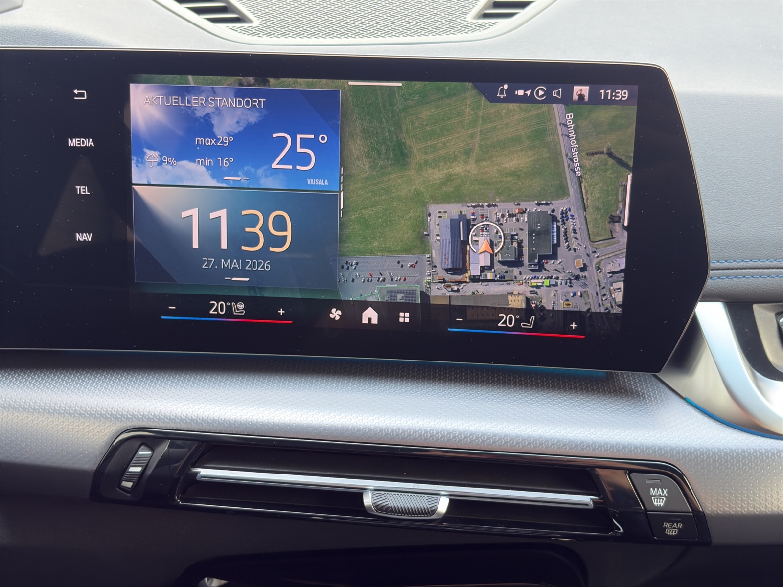 BMW iX1 30 xDrive-image-11