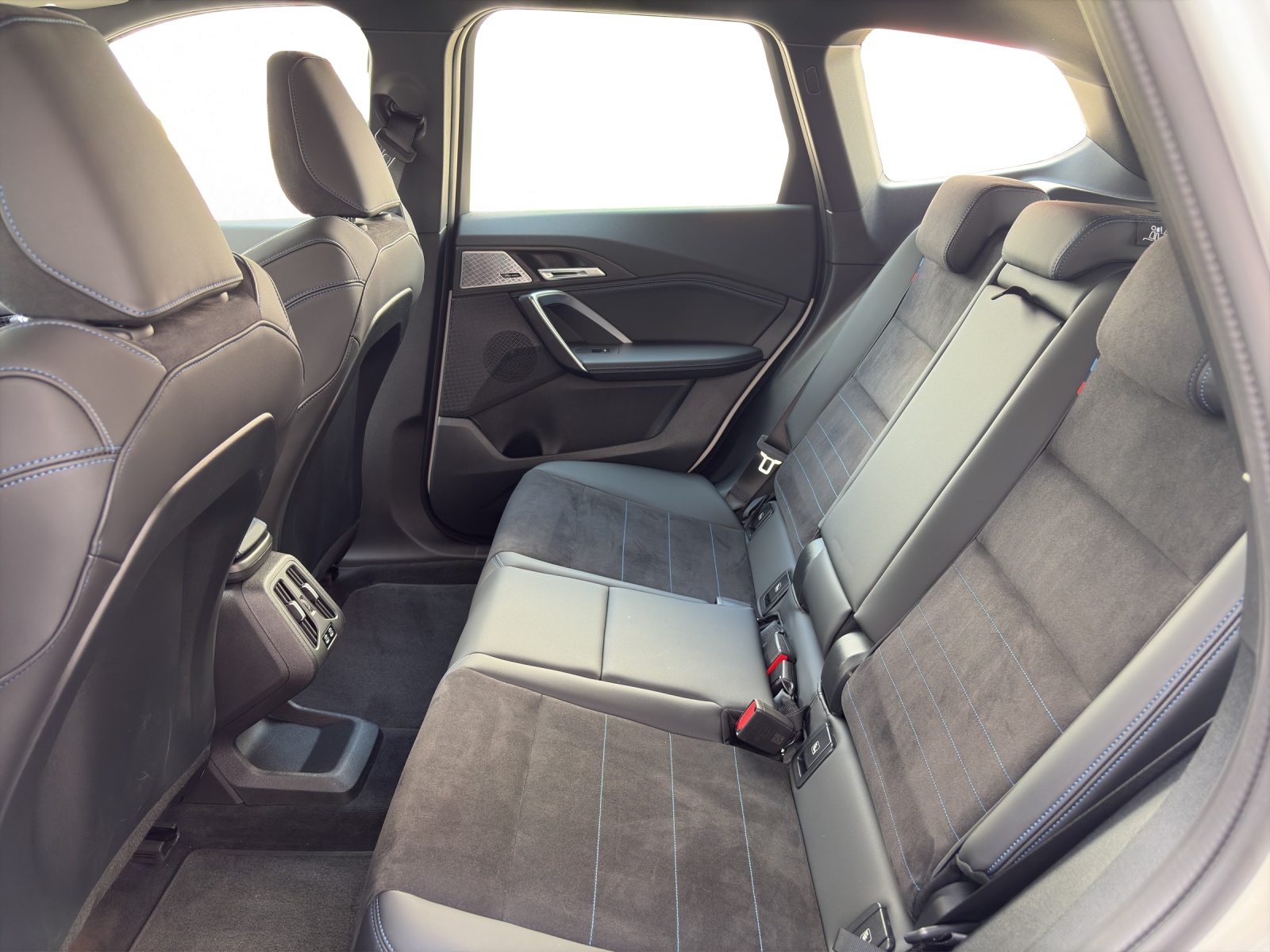 BMW iX1 30 xDrive-image-13