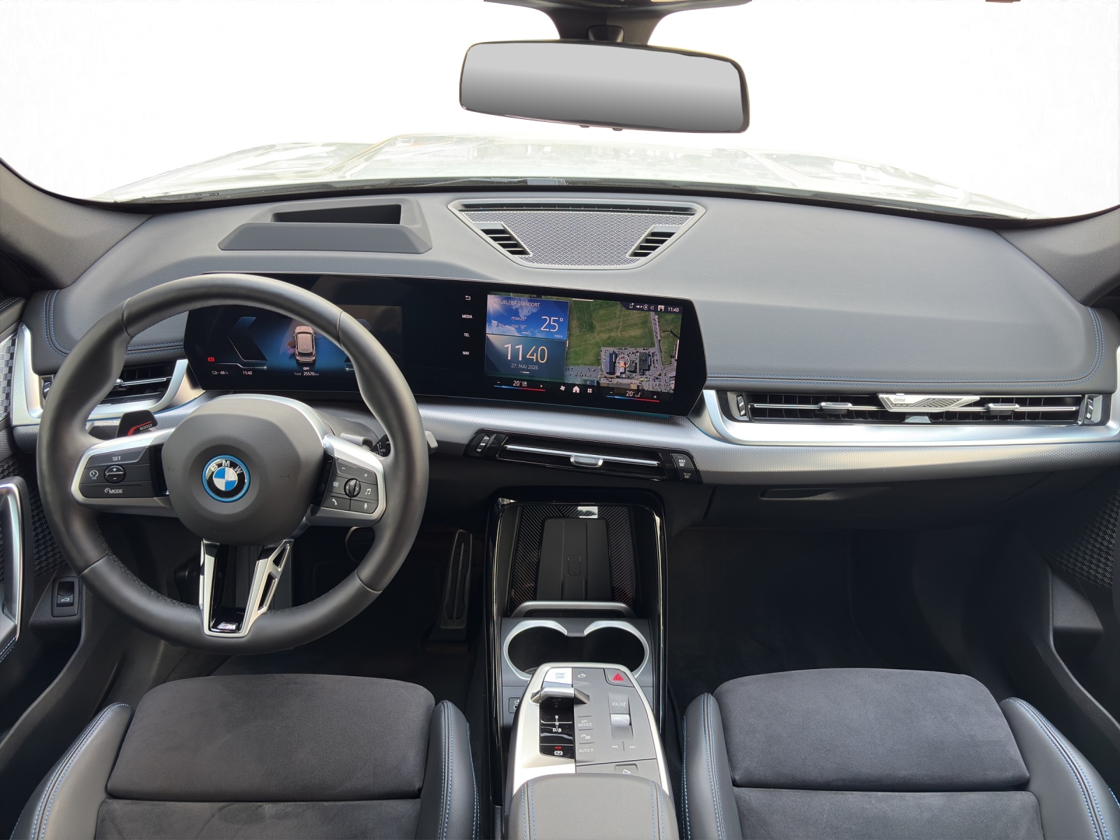 BMW iX1 30 xDrive-image-12