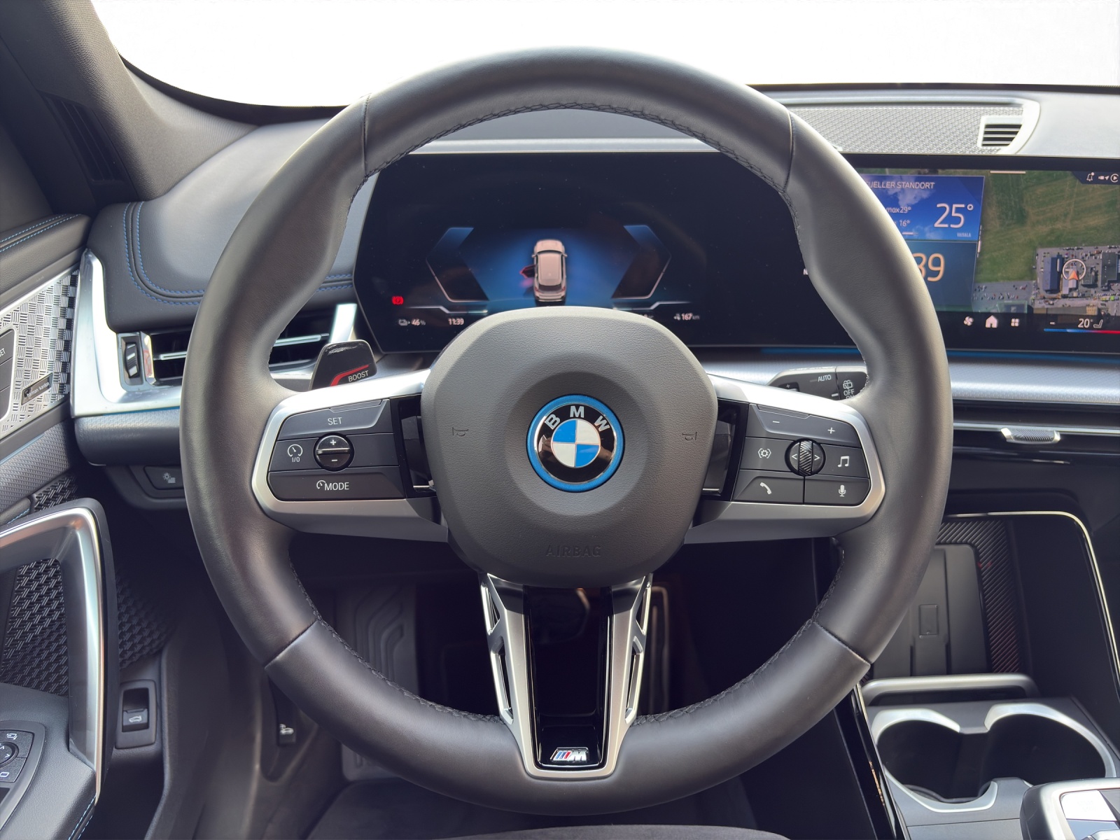BMW iX1 30 xDrive-image-10