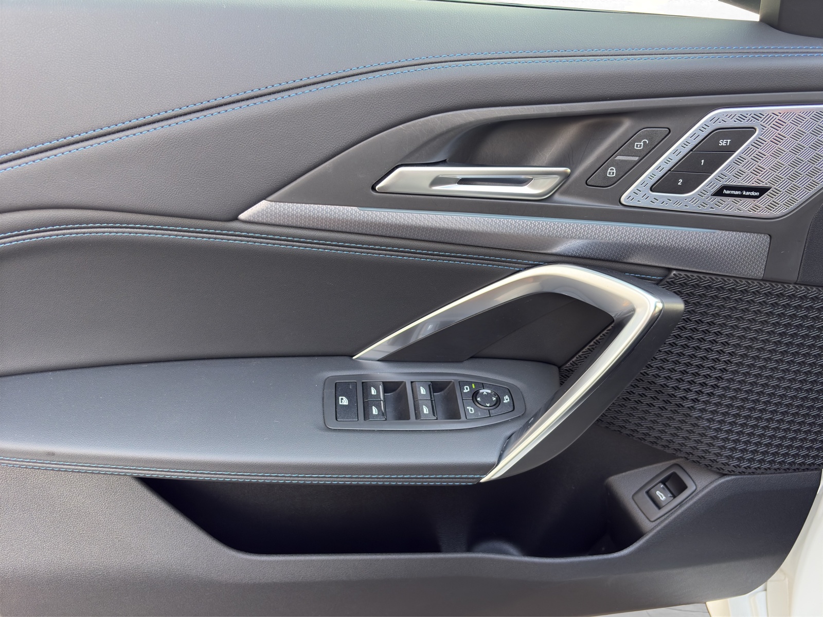 BMW iX1 30 xDrive-image-16