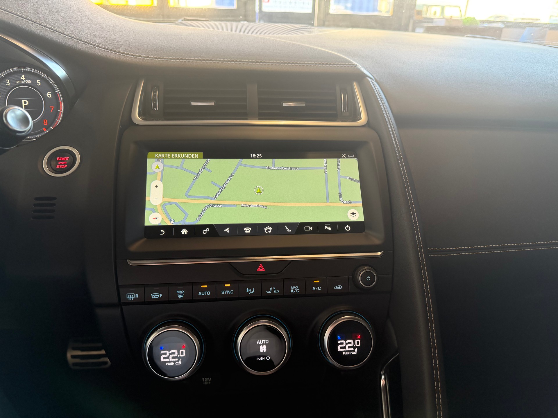 JAGUAR E-Pace P200 R-Dynamic AWD Automatik-image-17