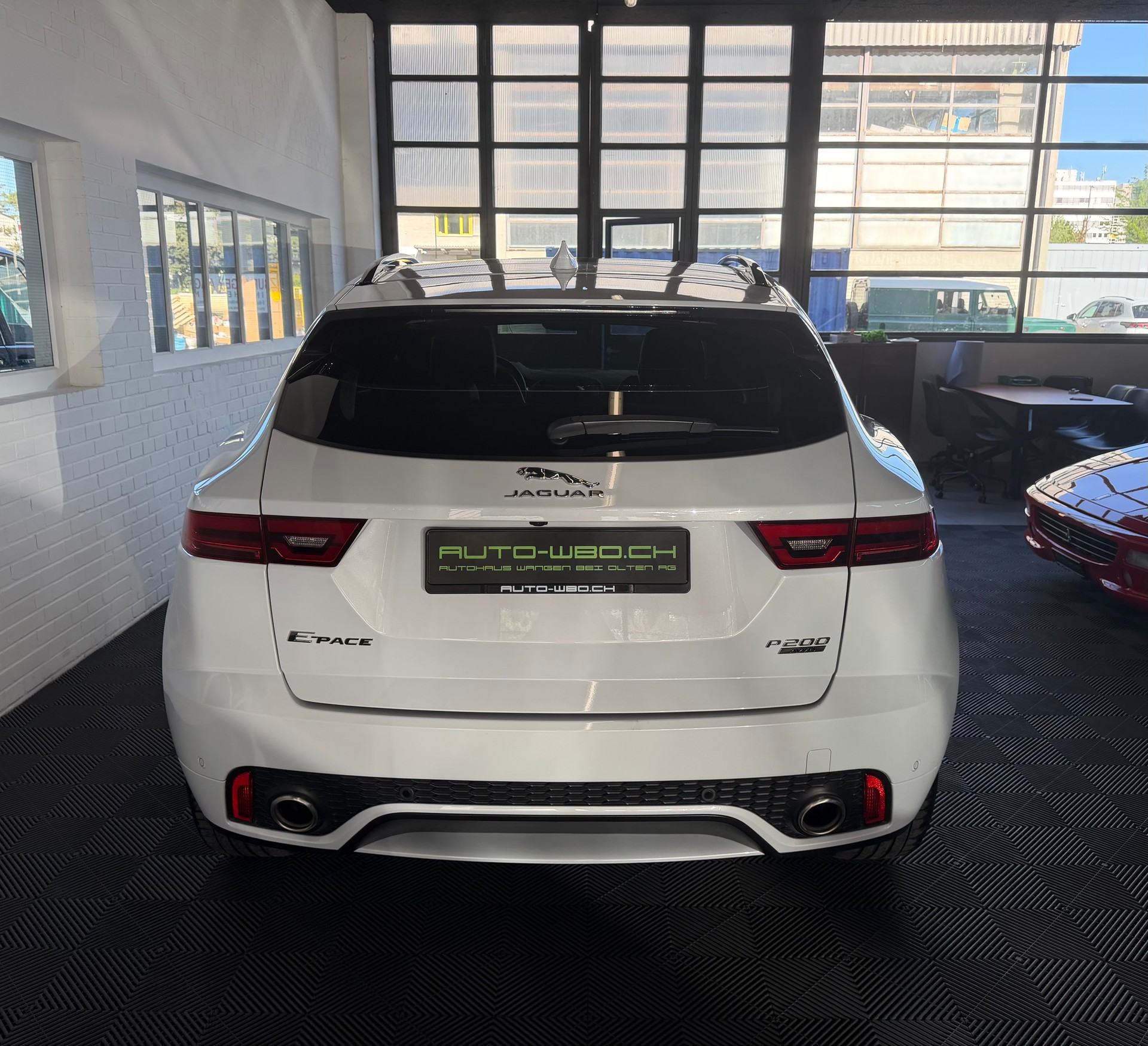 JAGUAR E-Pace P200 R-Dynamic AWD Automatik-showroom-element-3