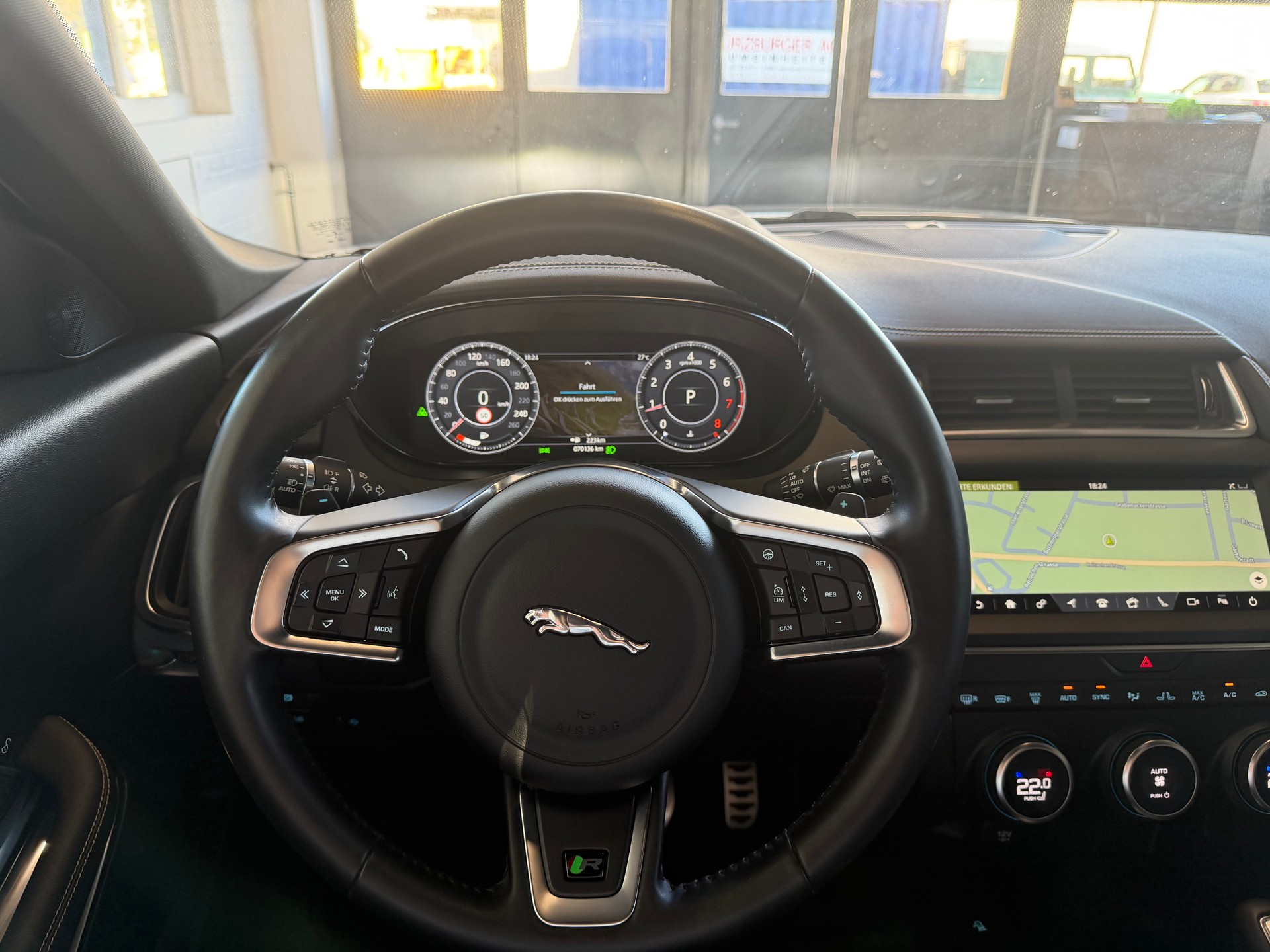 JAGUAR E-Pace P200 R-Dynamic AWD Automatik-image-16
