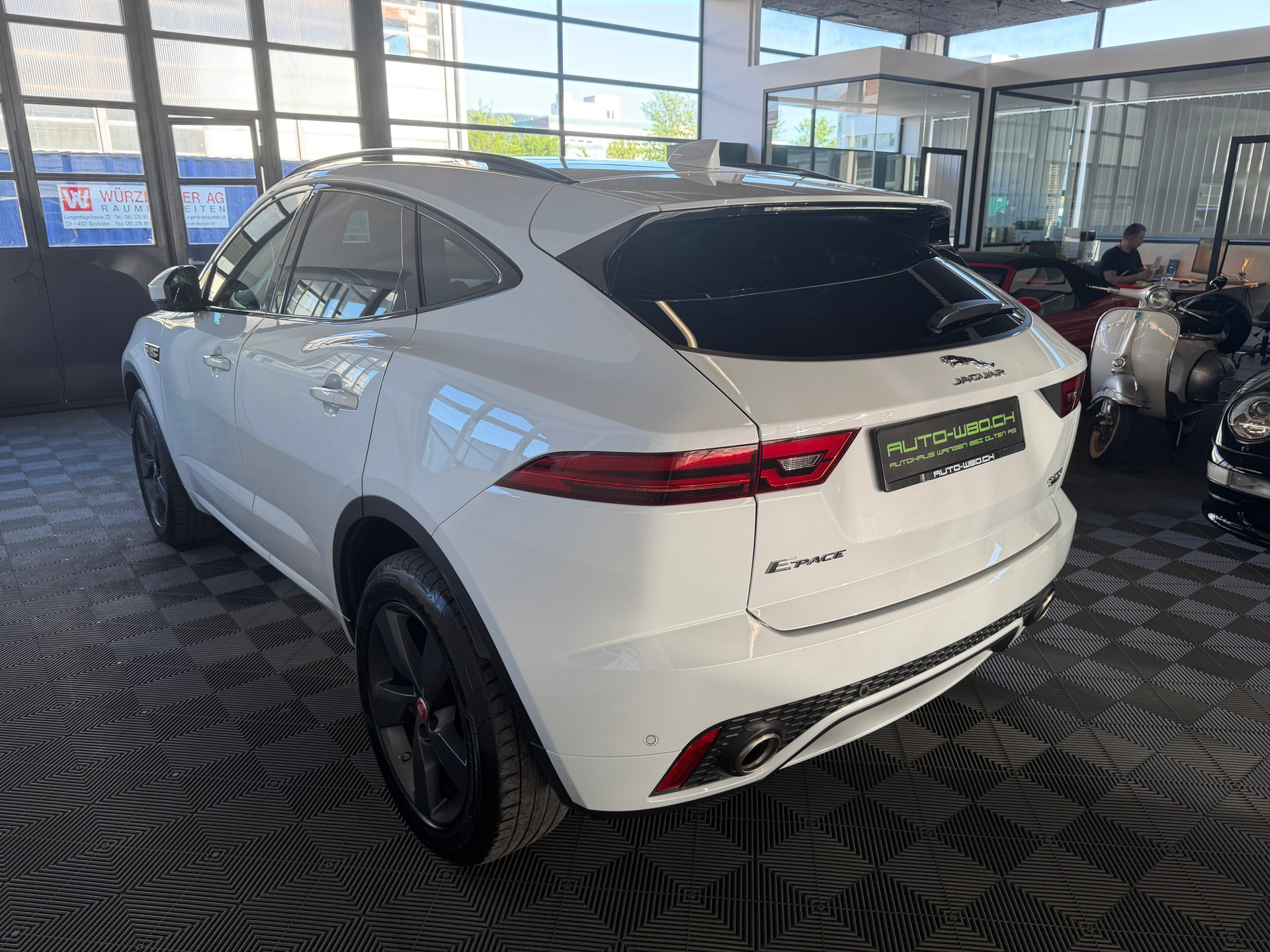 JAGUAR E-Pace P200 R-Dynamic AWD Automatik-image-4