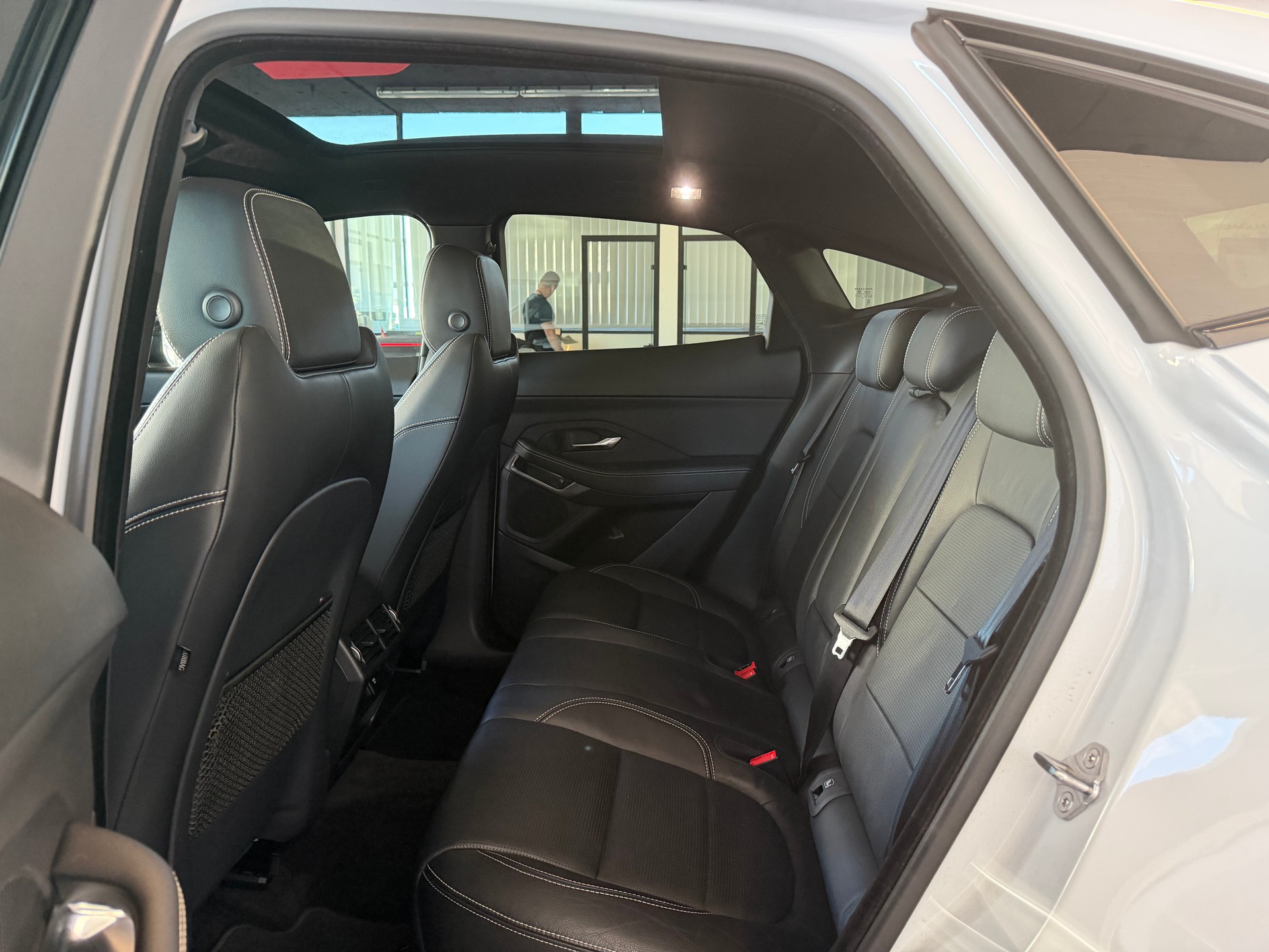 JAGUAR E-Pace P200 R-Dynamic AWD Automatik-image-11