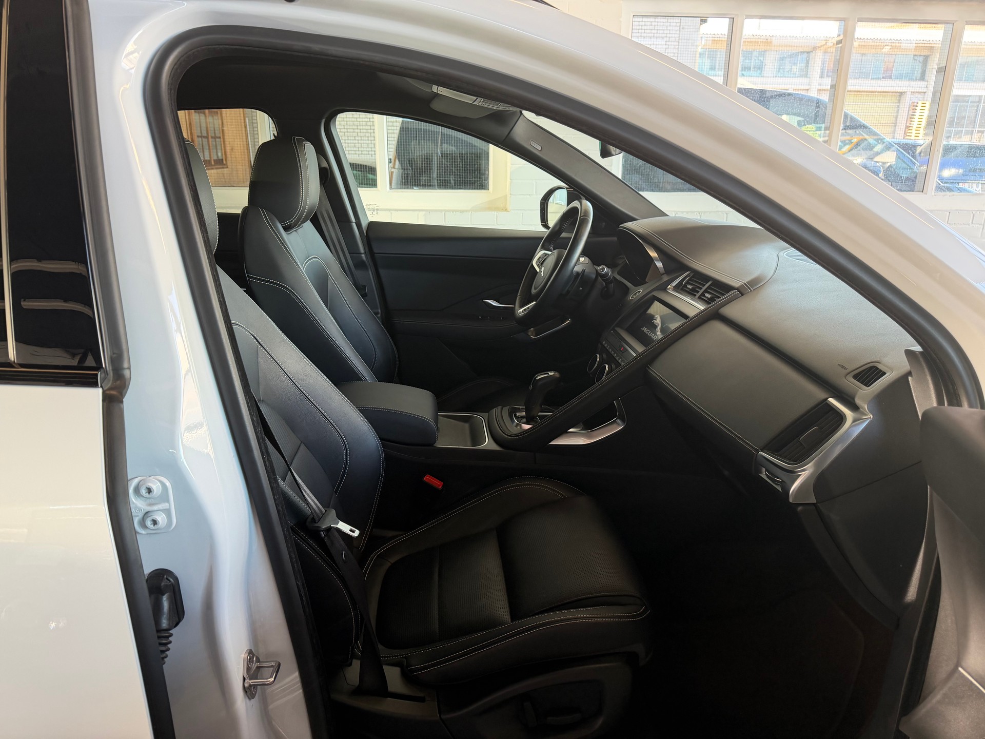 JAGUAR E-Pace P200 R-Dynamic AWD Automatik-image-7