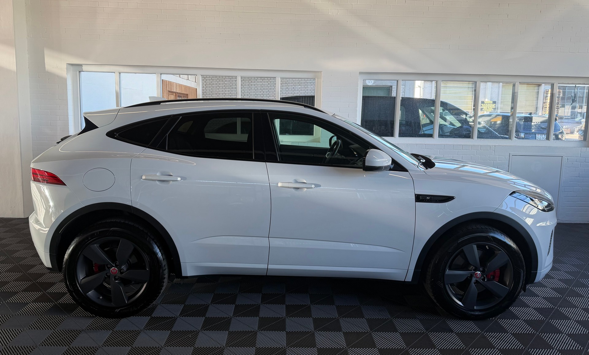 JAGUAR E-Pace P200 R-Dynamic AWD Automatik-showroom-element-1