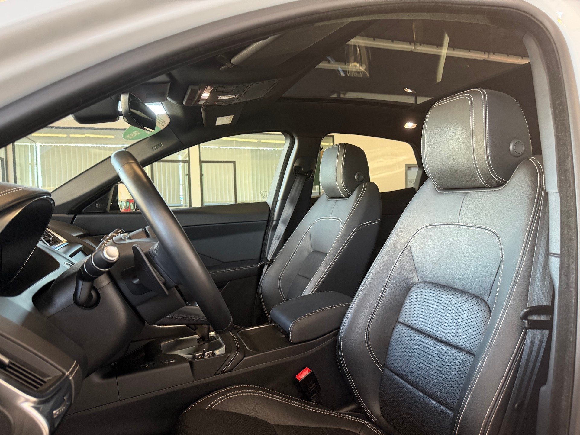 JAGUAR E-Pace P200 R-Dynamic AWD Automatik-image-14