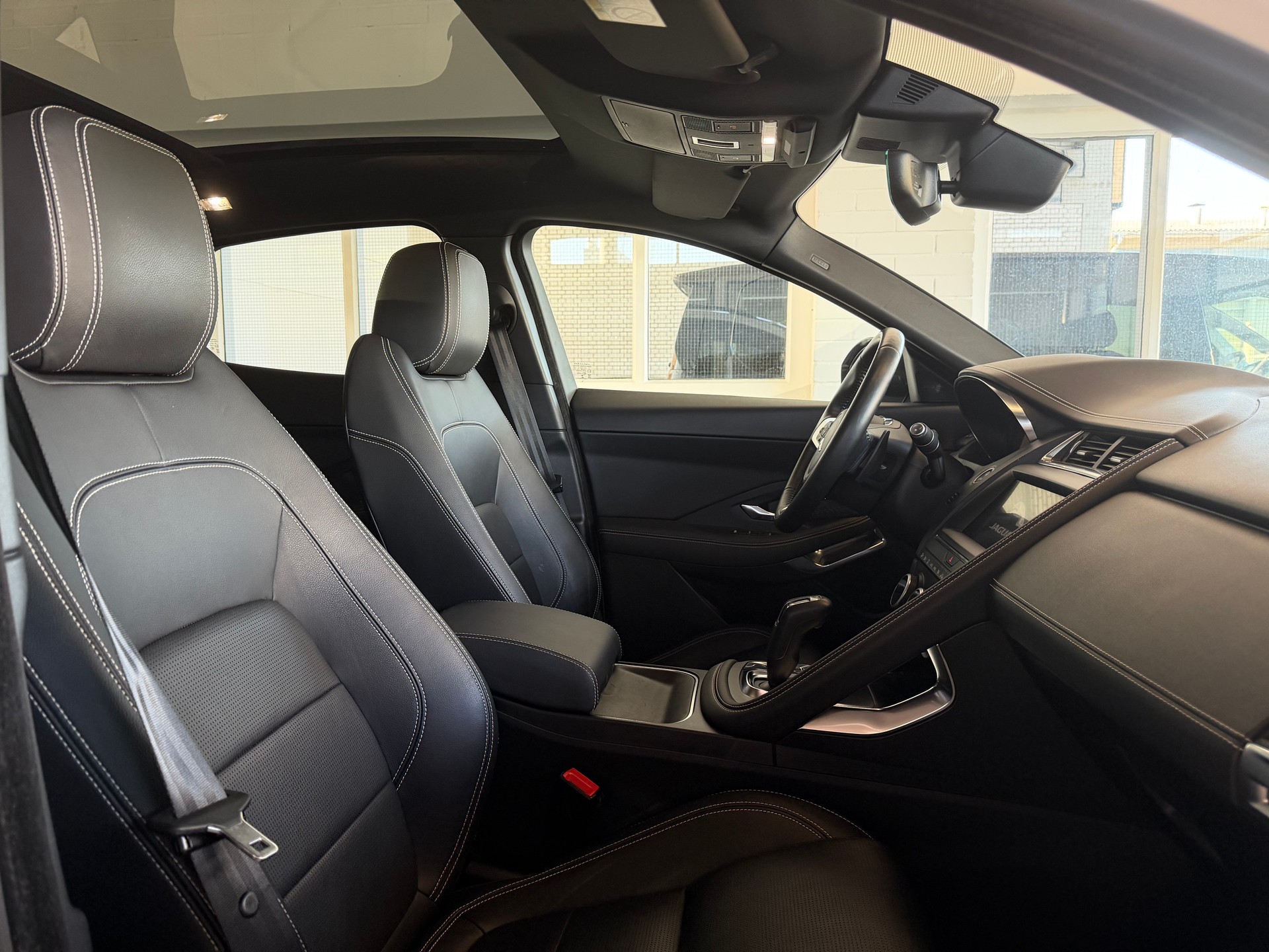 JAGUAR E-Pace P200 R-Dynamic AWD Automatik-image-8