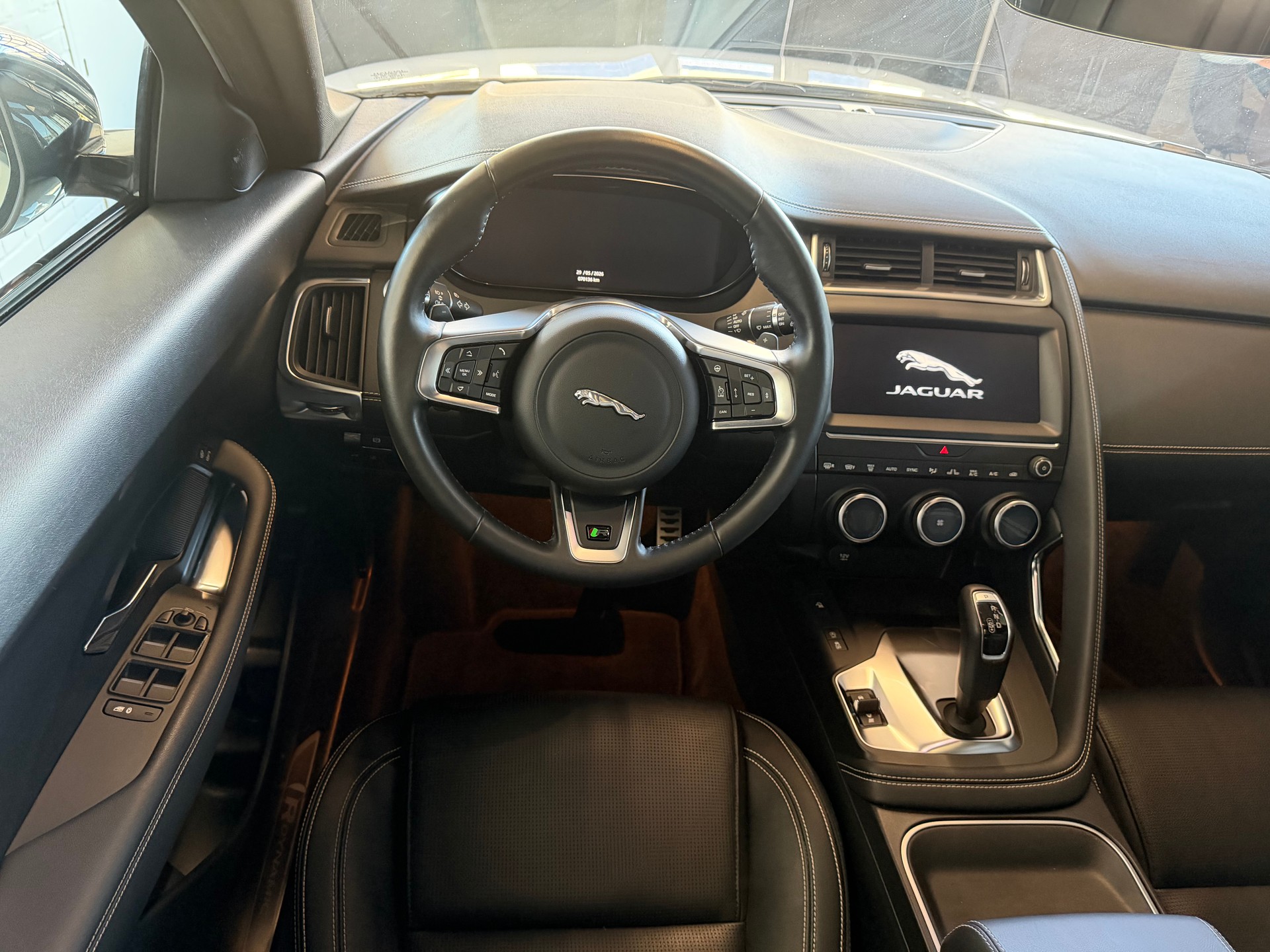 JAGUAR E-Pace P200 R-Dynamic AWD Automatik-image-15