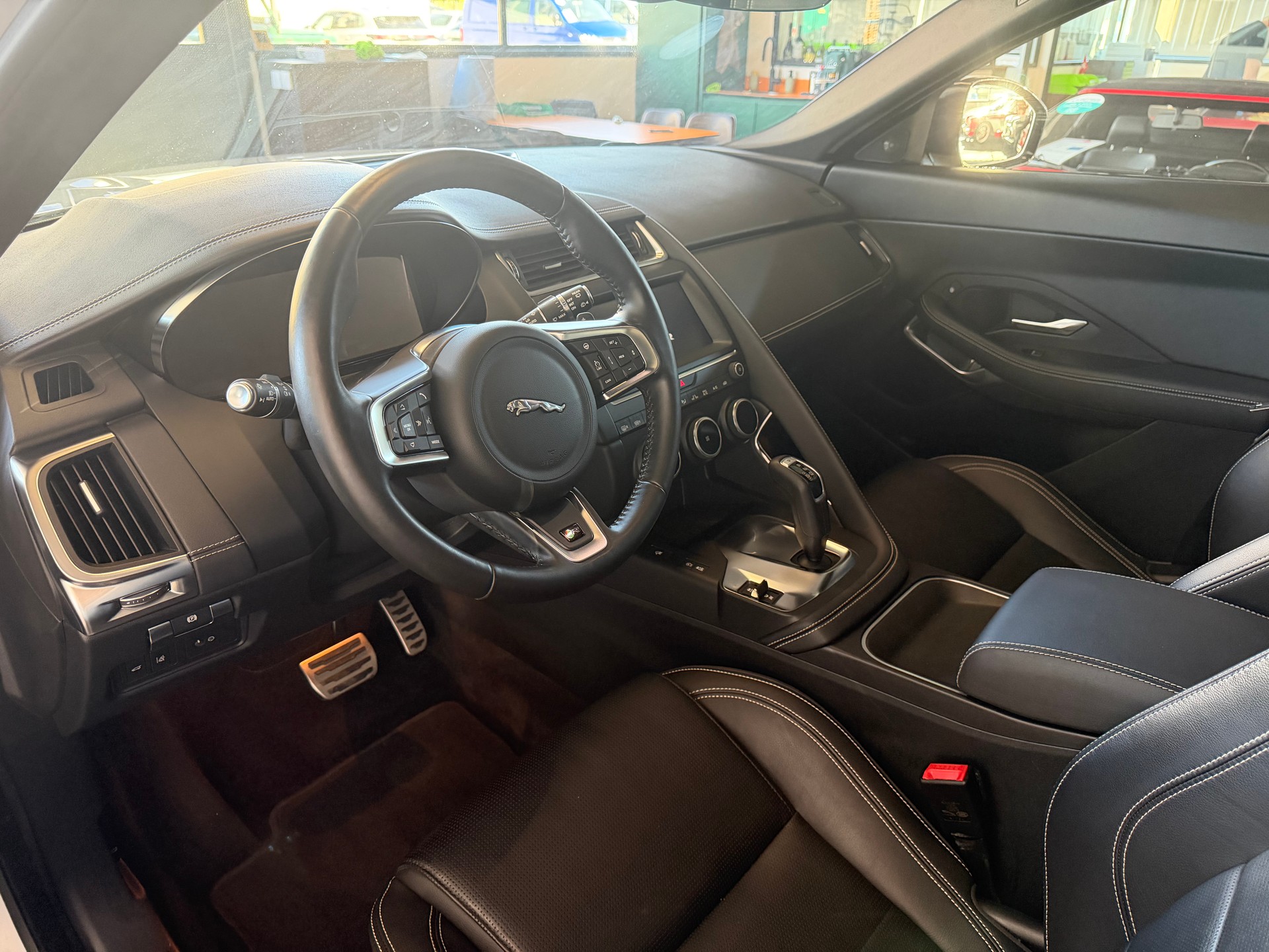 JAGUAR E-Pace P200 R-Dynamic AWD Automatik-image-13