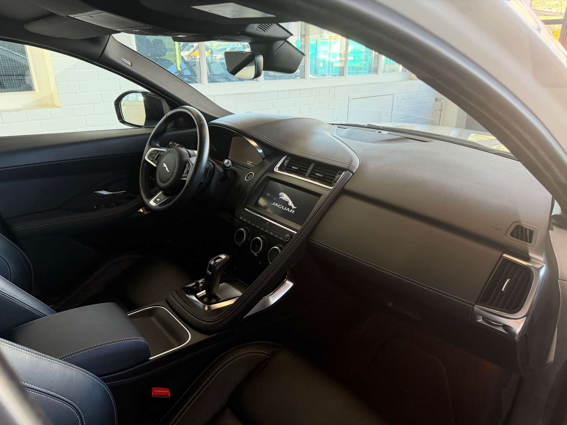 JAGUAR E-Pace P200 R-Dynamic AWD Automatik-image-9