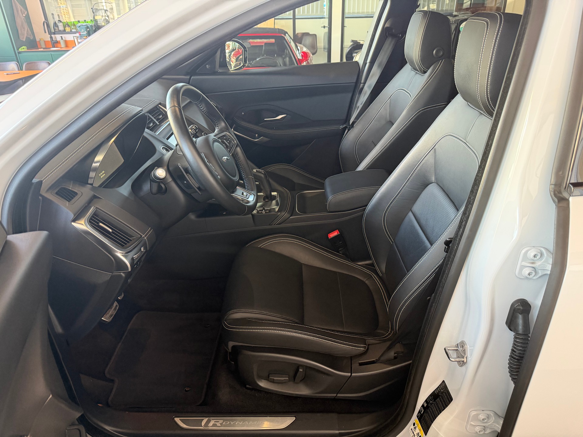 JAGUAR E-Pace P200 R-Dynamic AWD Automatik-image-12