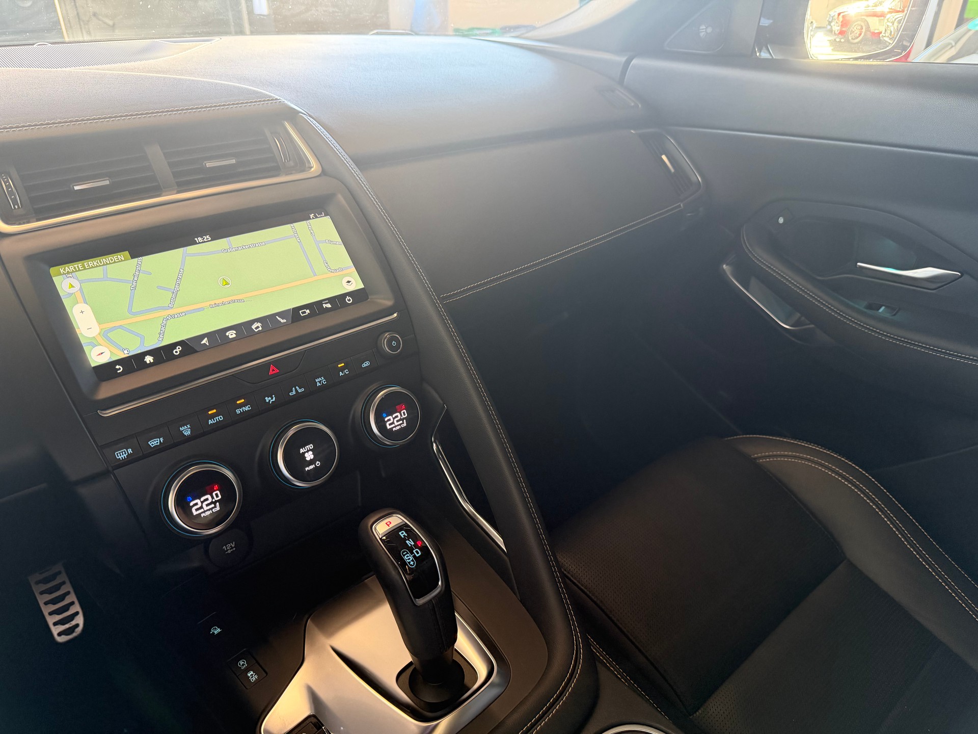 JAGUAR E-Pace P200 R-Dynamic AWD Automatik-image-18