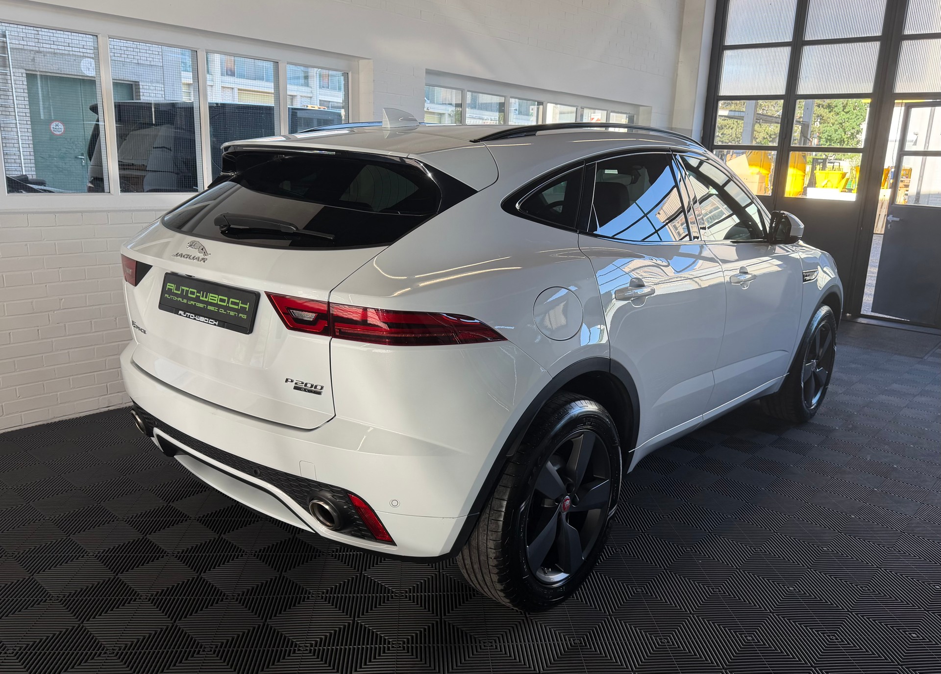 JAGUAR E-Pace P200 R-Dynamic AWD Automatik-showroom-element-2