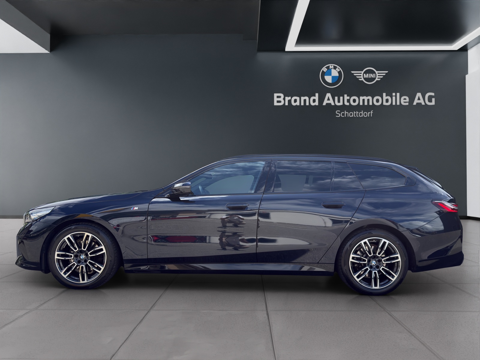BMW 520d xDrive Touring-showroom-element-1