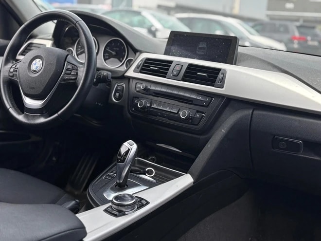 BMW 320d xDrive Touring Sport Line Steptronic-image-4